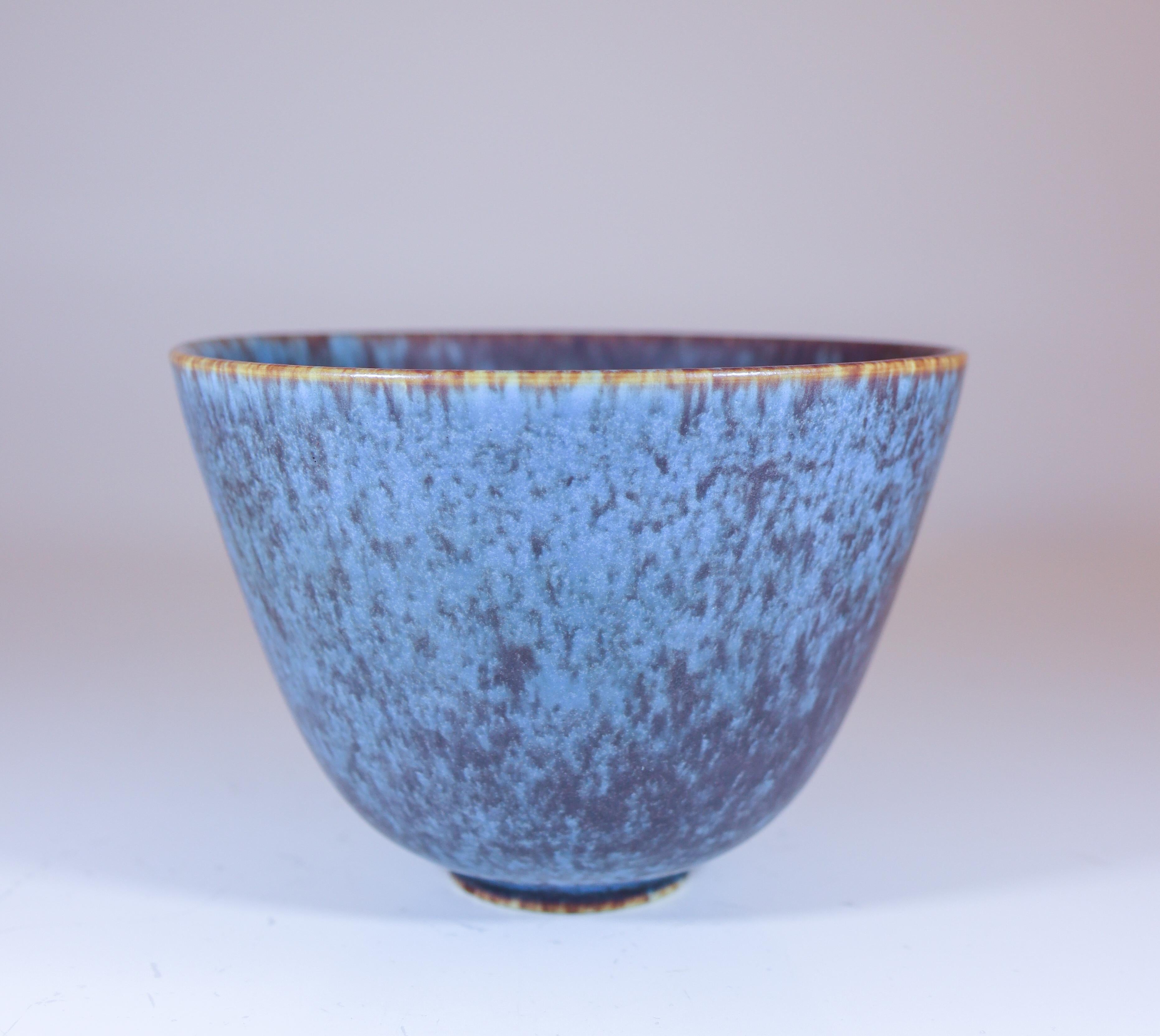 Una ciotola in ceramica blu disegnata da Gunnar Nylund per Rörstrand.
Questo elegante pezzo misura 12,5 cm (5