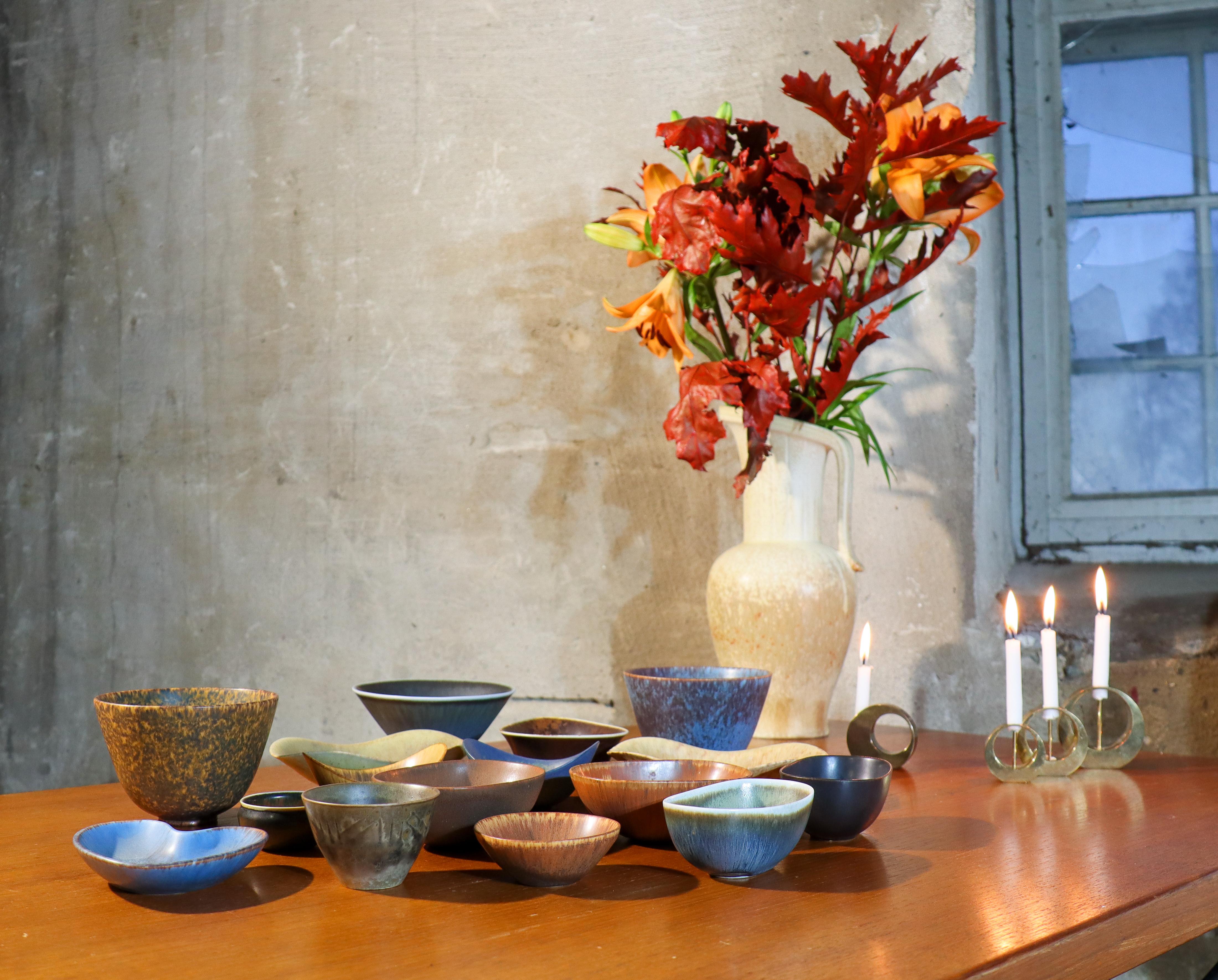 Smaltato Ciotola in gres blu e marrone d'epoca - Gunnar Nylund - Rörstrand Svezia anni '50 in vendita