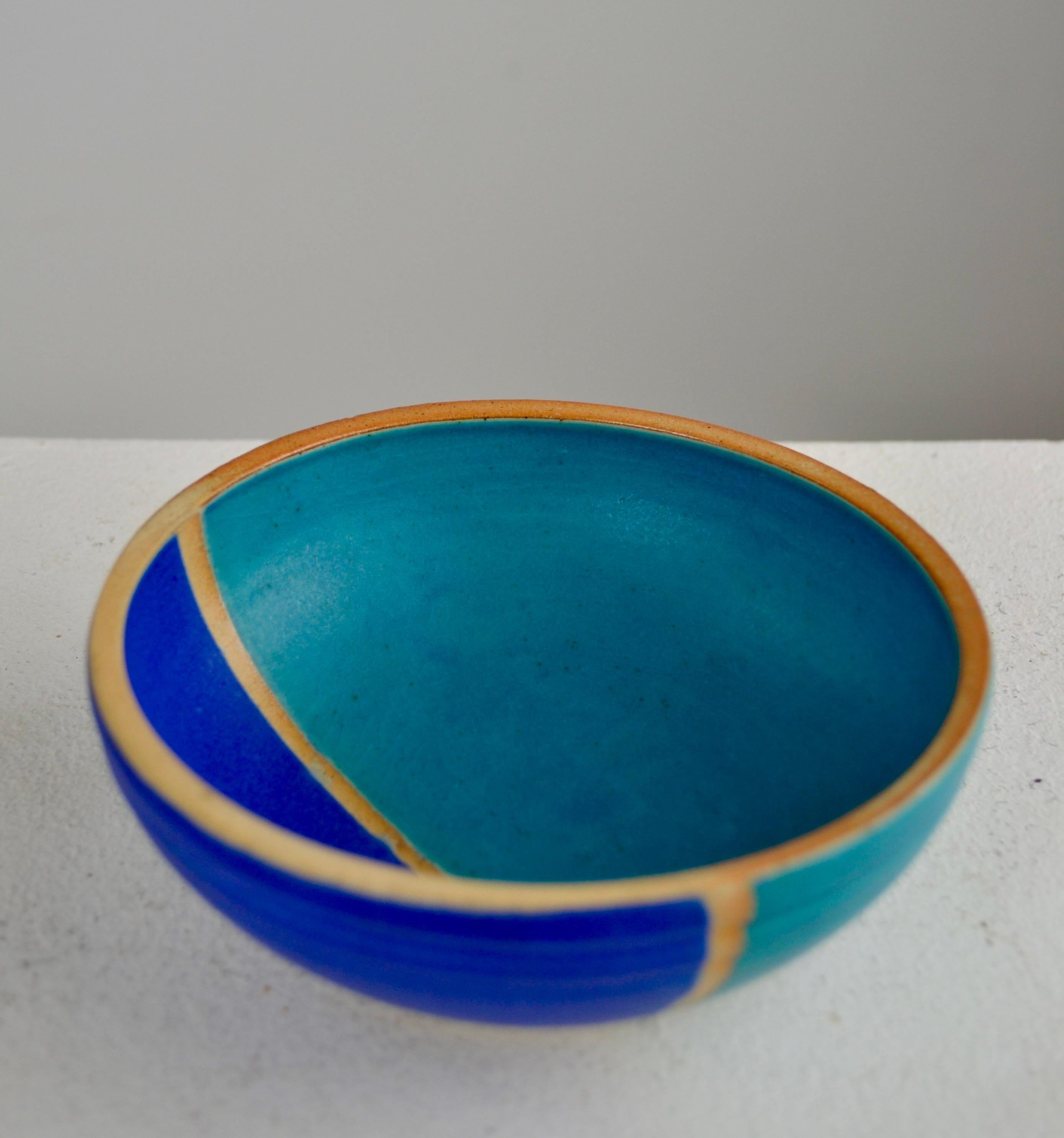 Ein Keramikset aus den 1970er Jahren, bestehend aus einer handgefertigten Vase und einer Schale. Mit seinen klaren Linien und leuchtenden Farben bringt dieses Set einen Hauch von Retro-Chic in jeden Raum. Dieses einzigartige Duo eignet sich perfekt