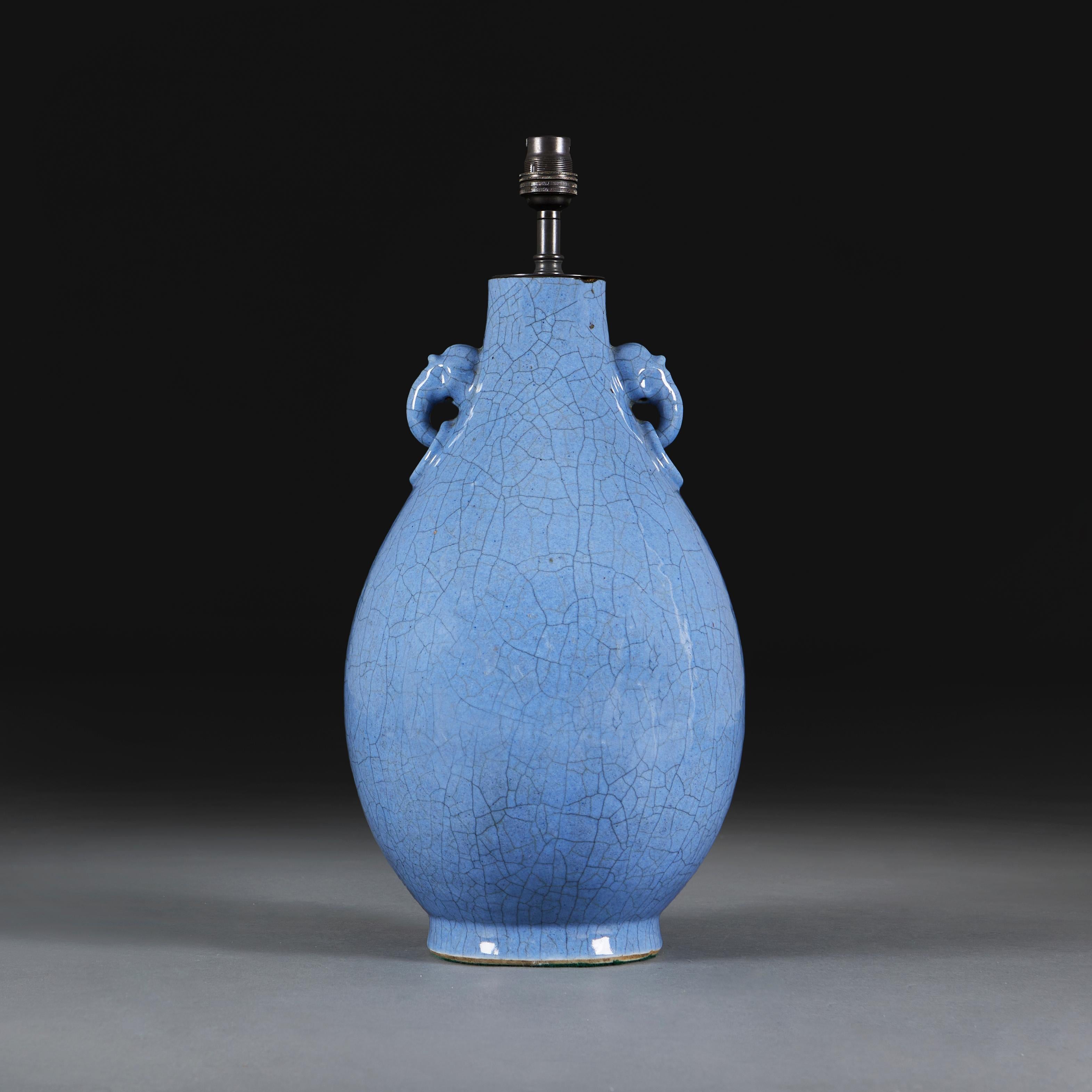 Chinois Lampe de table en céramique à glaçure bleue craquelle en vente