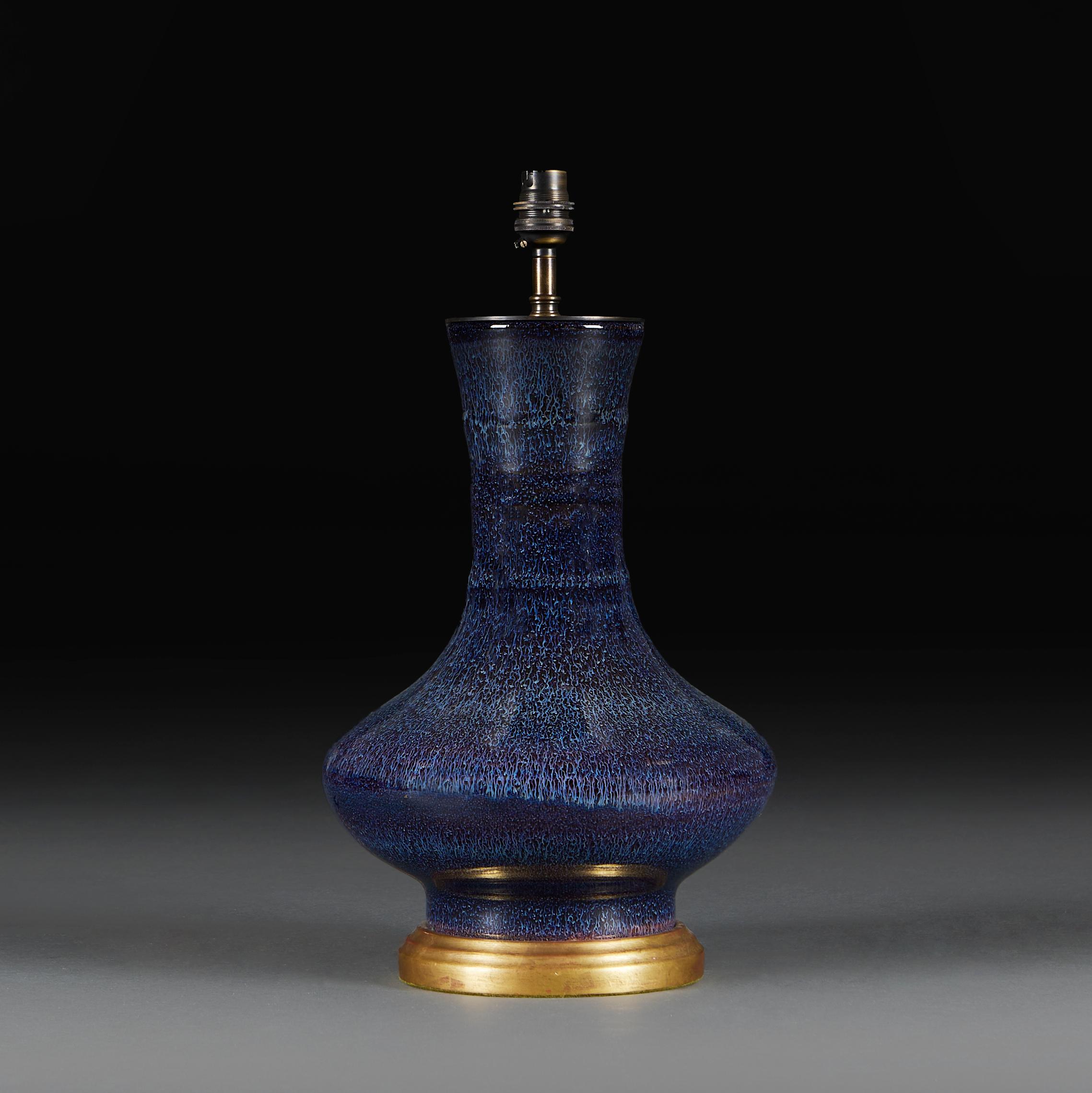 Jarrón chino azul de finales del siglo XIX con vidriado craquelado, ahora montado como lámpara con base de madera dorada torneada.

Tenga en cuenta:

Pantalla no incluida. Lámpara fotografiada con una pantalla Pembroke de cartulina color crema