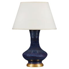 Un vase bleu craquelle comme lampe