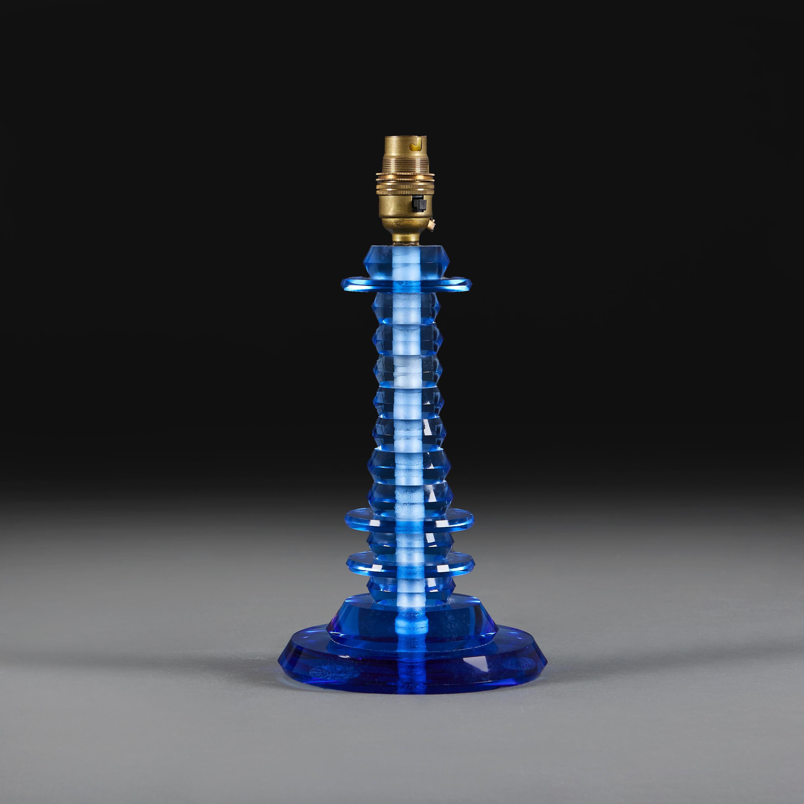 Lámpara de mesa art déco de mediados del siglo XX, de color azul vibrante.

Tenga en cuenta:

Pantalla no incluida. Lámpara fotografiada con una pantalla Pembroke de cartulina color crema pálido de 14