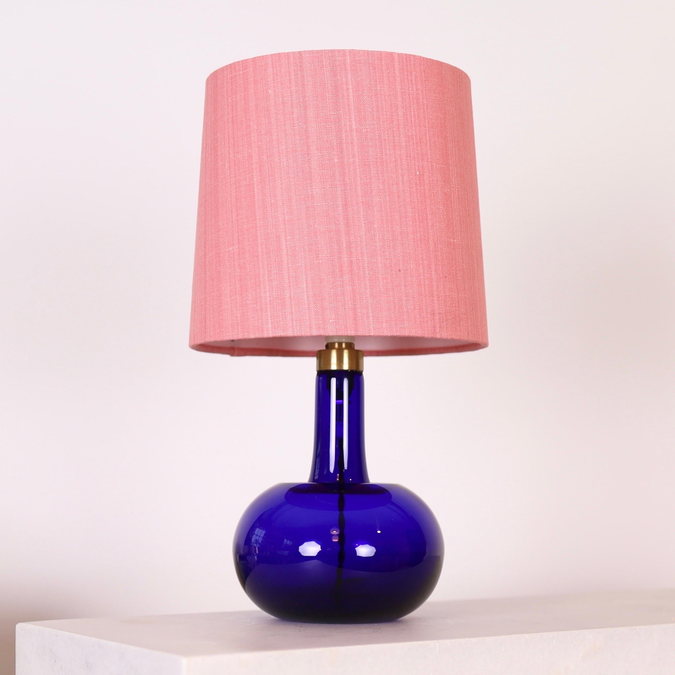 Lampe de bureau en verre bleu par Michael Bang pour Holmegaard, années 1970, Danemark en vente 1