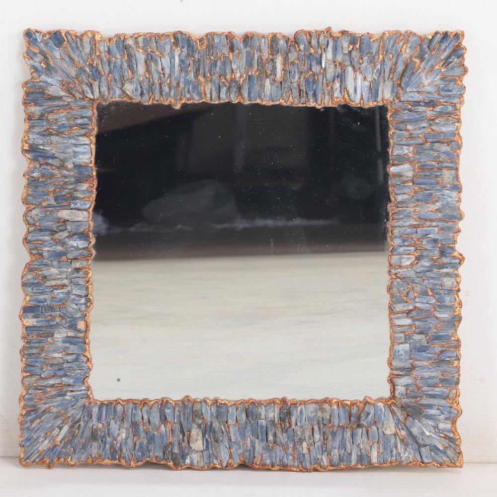 Ce magnifique miroir carré a été fabriqué avec de la kianyte bleue (un minéral présent dans les roches sédimentaires) et est unique en son genre. Inspirée par le travail d'un célèbre designer du XXe siècle, cette version réimaginée et spectaculaire
