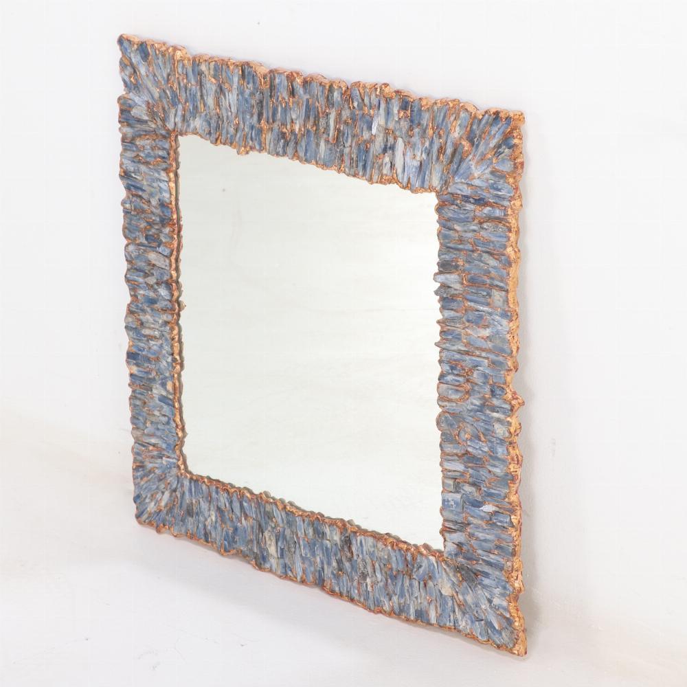 Argentin Miroir mural en Kianyte bleu et résine dorée. en vente