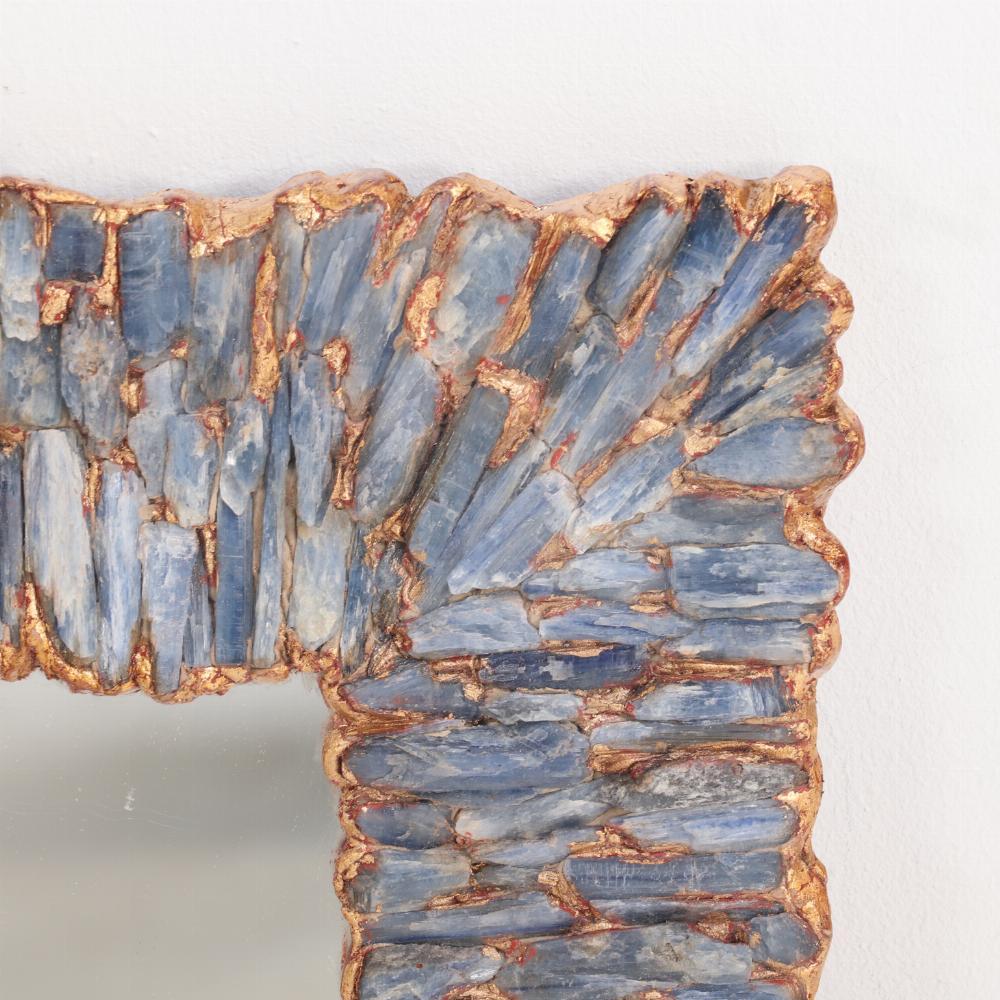 Doré Miroir mural en Kianyte bleu et résine dorée. en vente