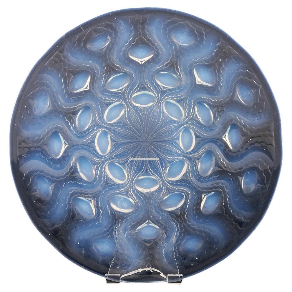 Blauer opalisierender Glasteller „Bulbes No.2“ von Rene Lalique, um 1935