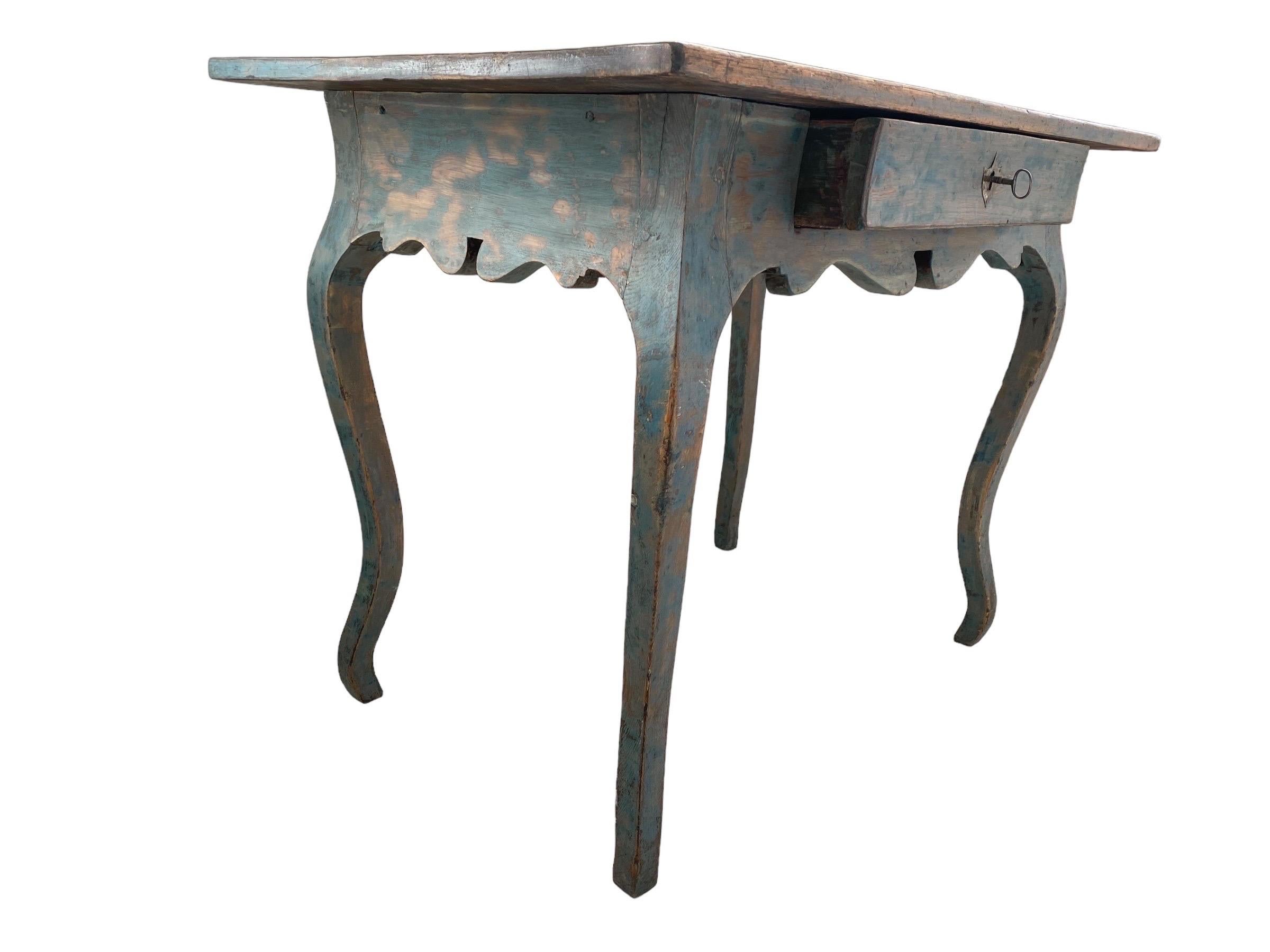 A Blue Rococo 18th Century Writing Table With Drawer, Finland In Good Condition For Sale In Helsinki, FI