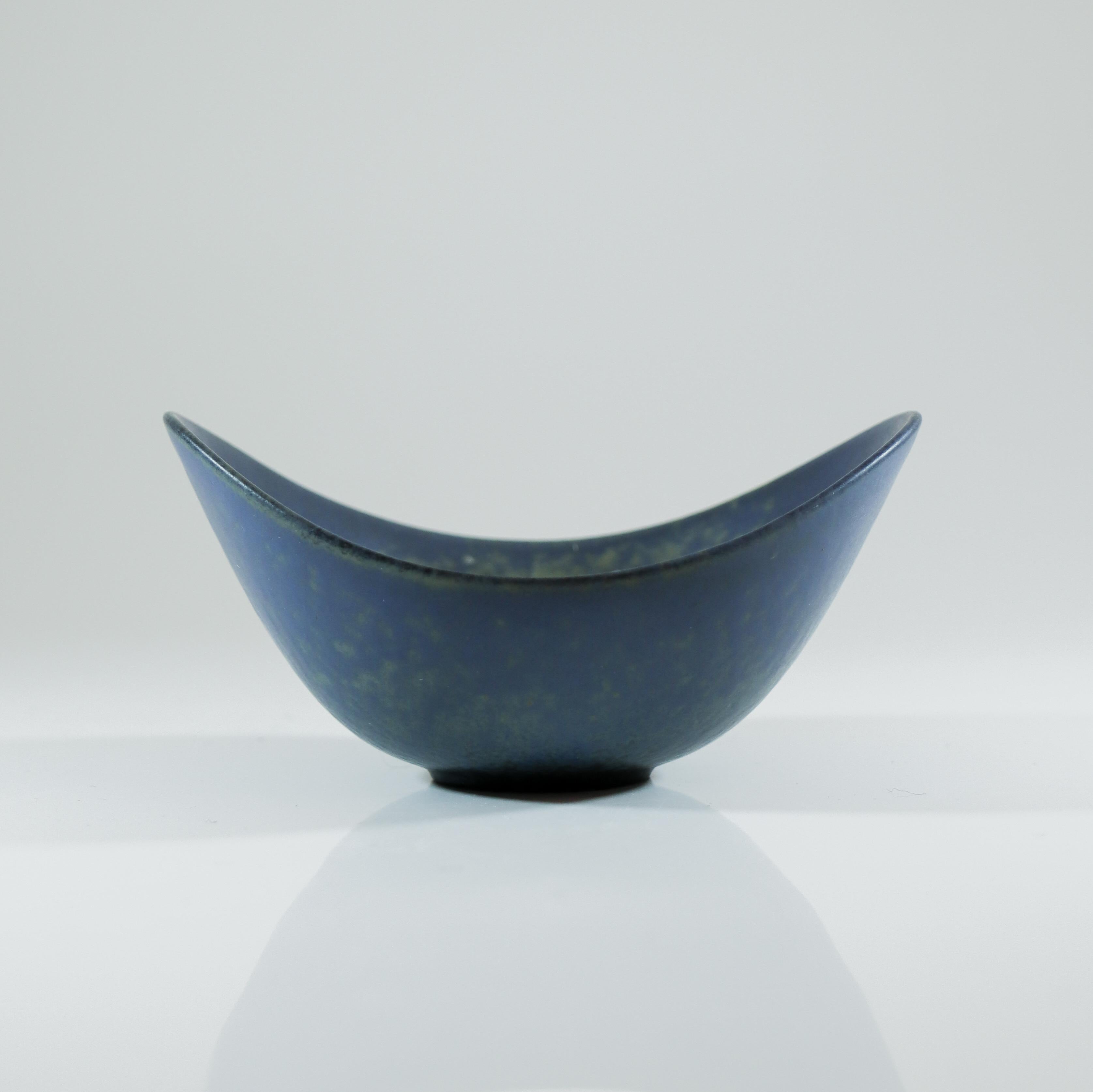 Una ciotola in ceramica di colore blu/grigio, disegnata da Gunnar Nylund di Rörstrand, con un diametro di 10 x 7,5 cm (4