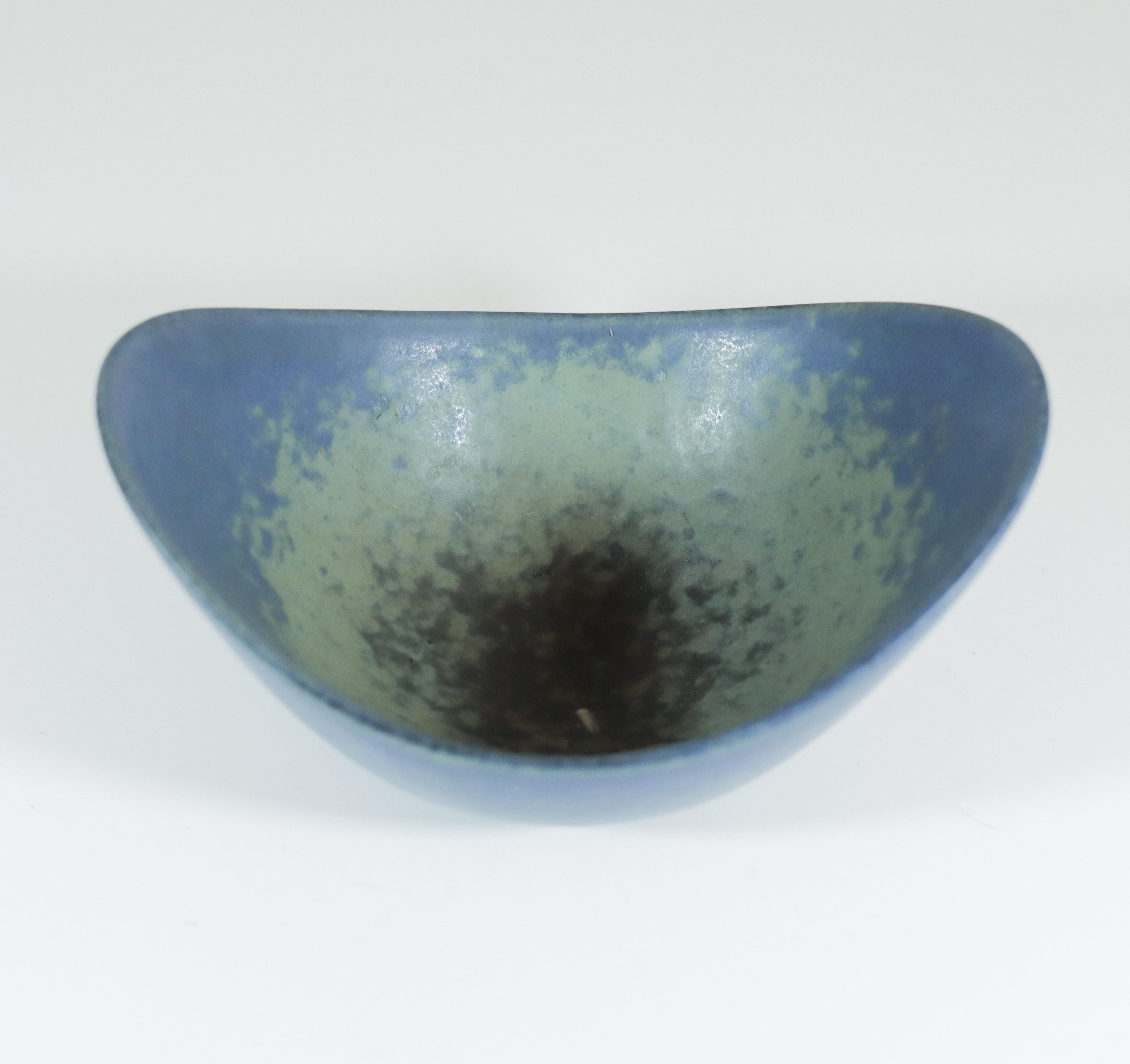 Smaltato Ciotola in ceramica blu d'epoca - Gunnar Nylund - Rörstrand Svezia 1950s in vendita