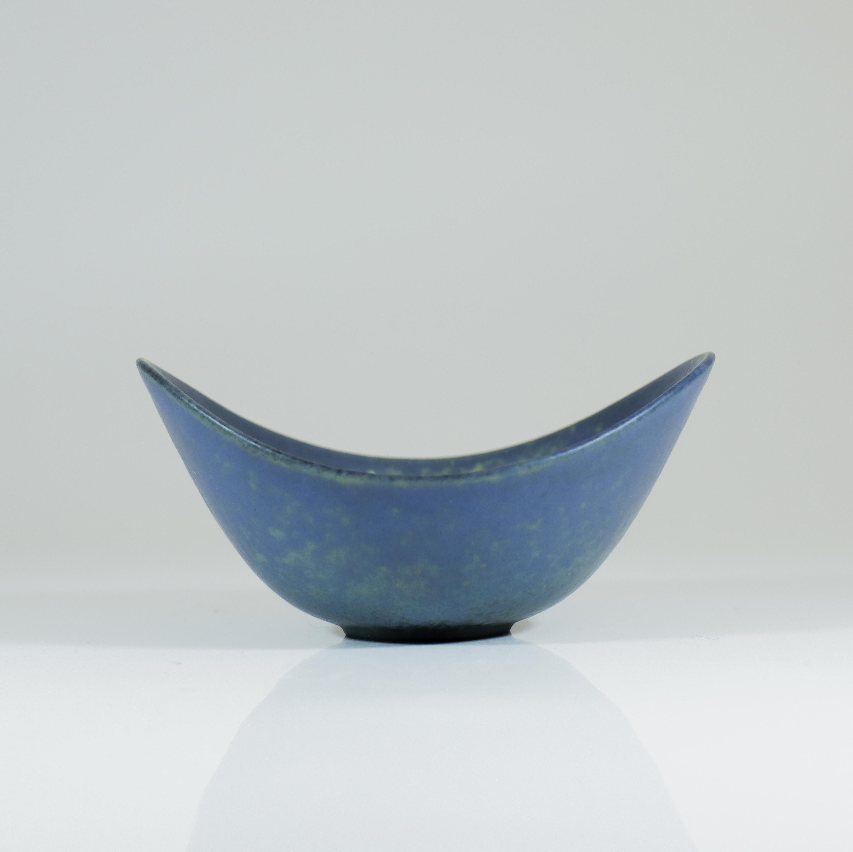 Ciotola in ceramica blu d'epoca - Gunnar Nylund - Rörstrand Svezia 1950s In condizioni buone in vendita a Stockholm, SE