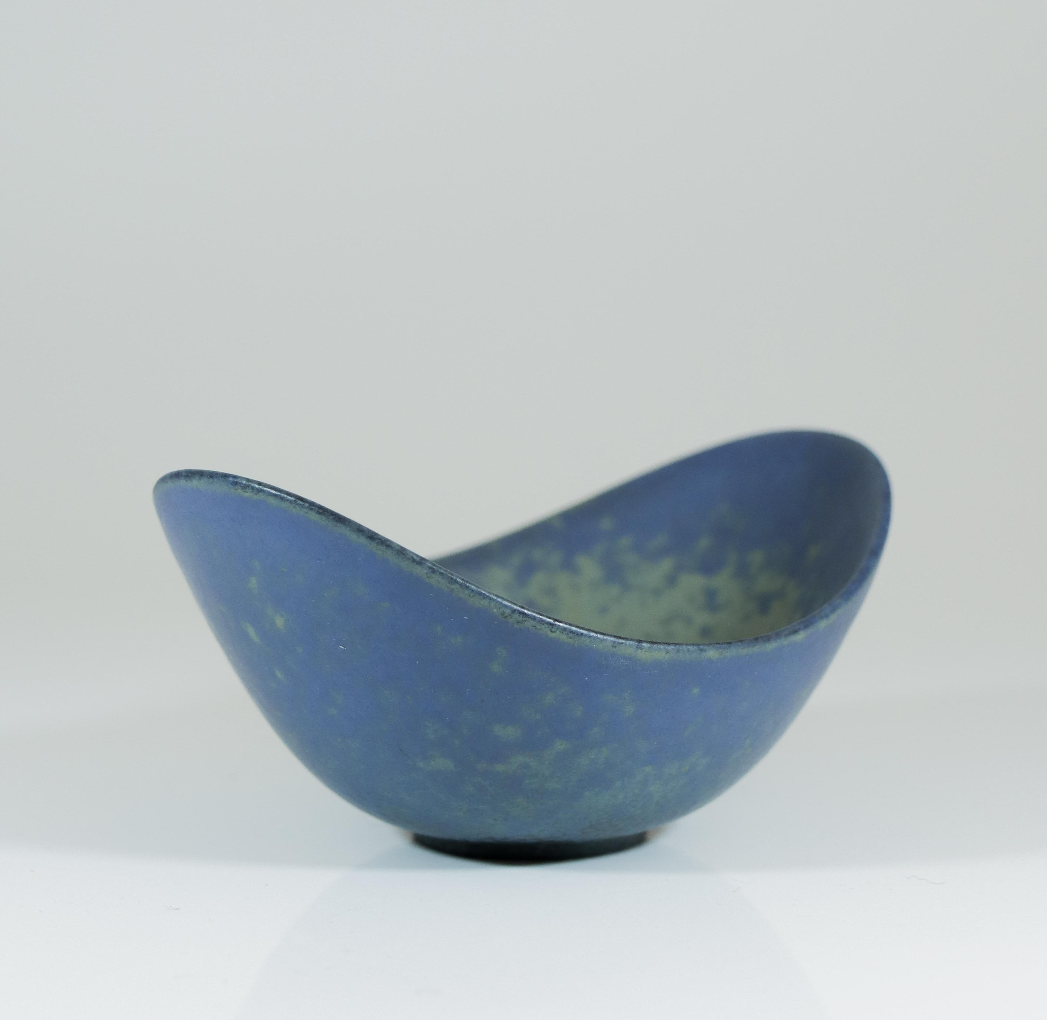 XX secolo Ciotola in ceramica blu d'epoca - Gunnar Nylund - Rörstrand Svezia 1950s in vendita