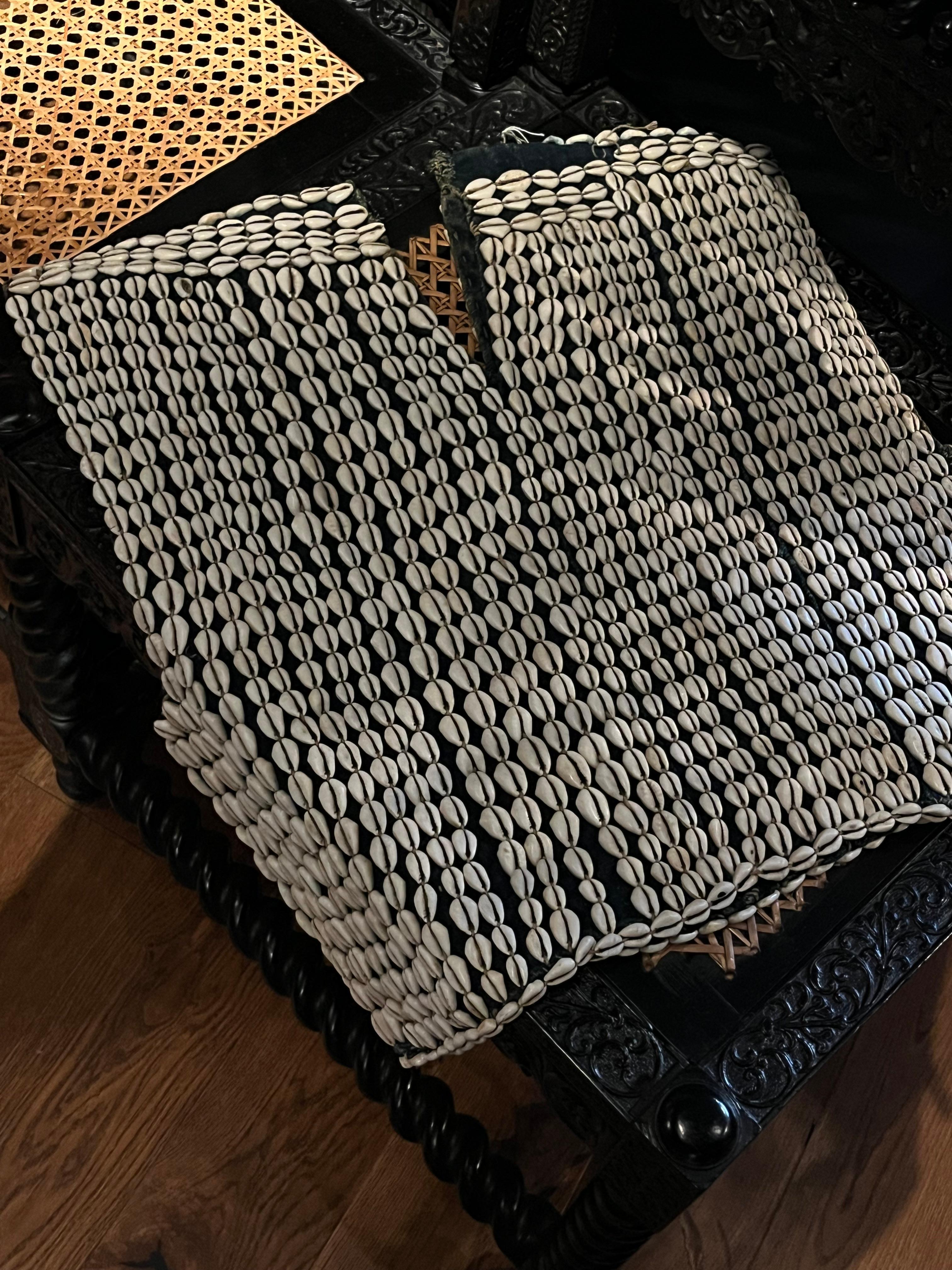 Popolo Bobo, Burkina Faso/Mali, inizio XX secolo

Il top, di forma simile a un gilet, consiste in una base di cotone con uno strato esterno decorato di conchiglie di cowrie.

Provenienza:
- Collection'S Hollnberger, Monaco di Baviera (acquistata