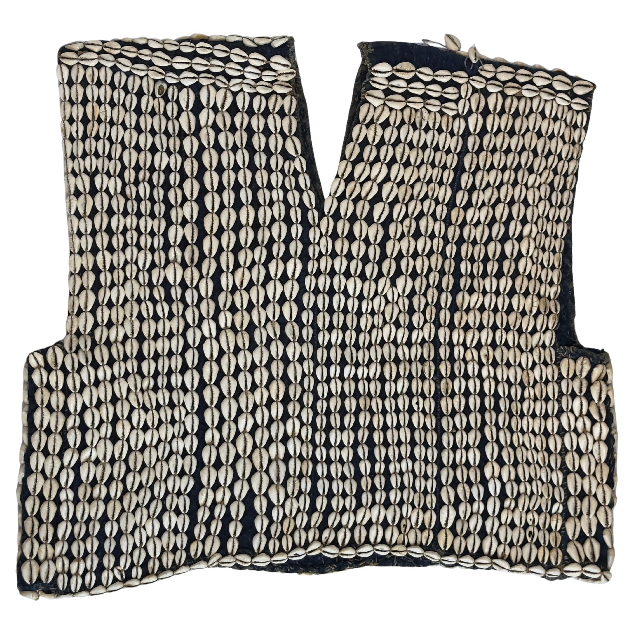 Un top cerimoniale Bobo decorato con conchiglie di cowrie in vendita