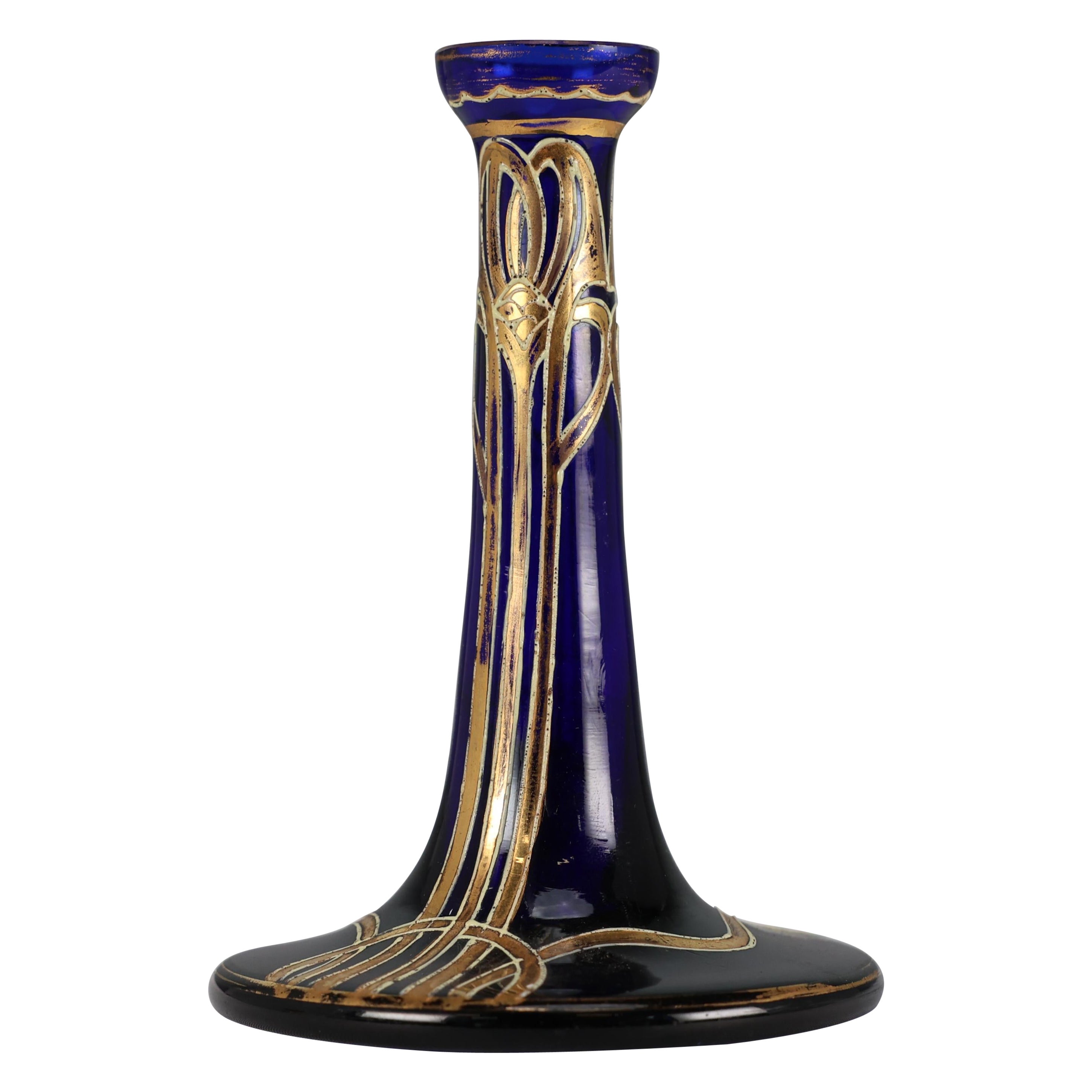 Un vase à fleurs en verre doré de style Art nouveau bohème autrichien, de couleur bleu Bristol.