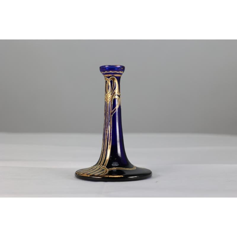 A Bohemian Austrian Art Nouveau gilded glass flower vase in Bristol blue colour. In Good Condition For Sale In London, GB
