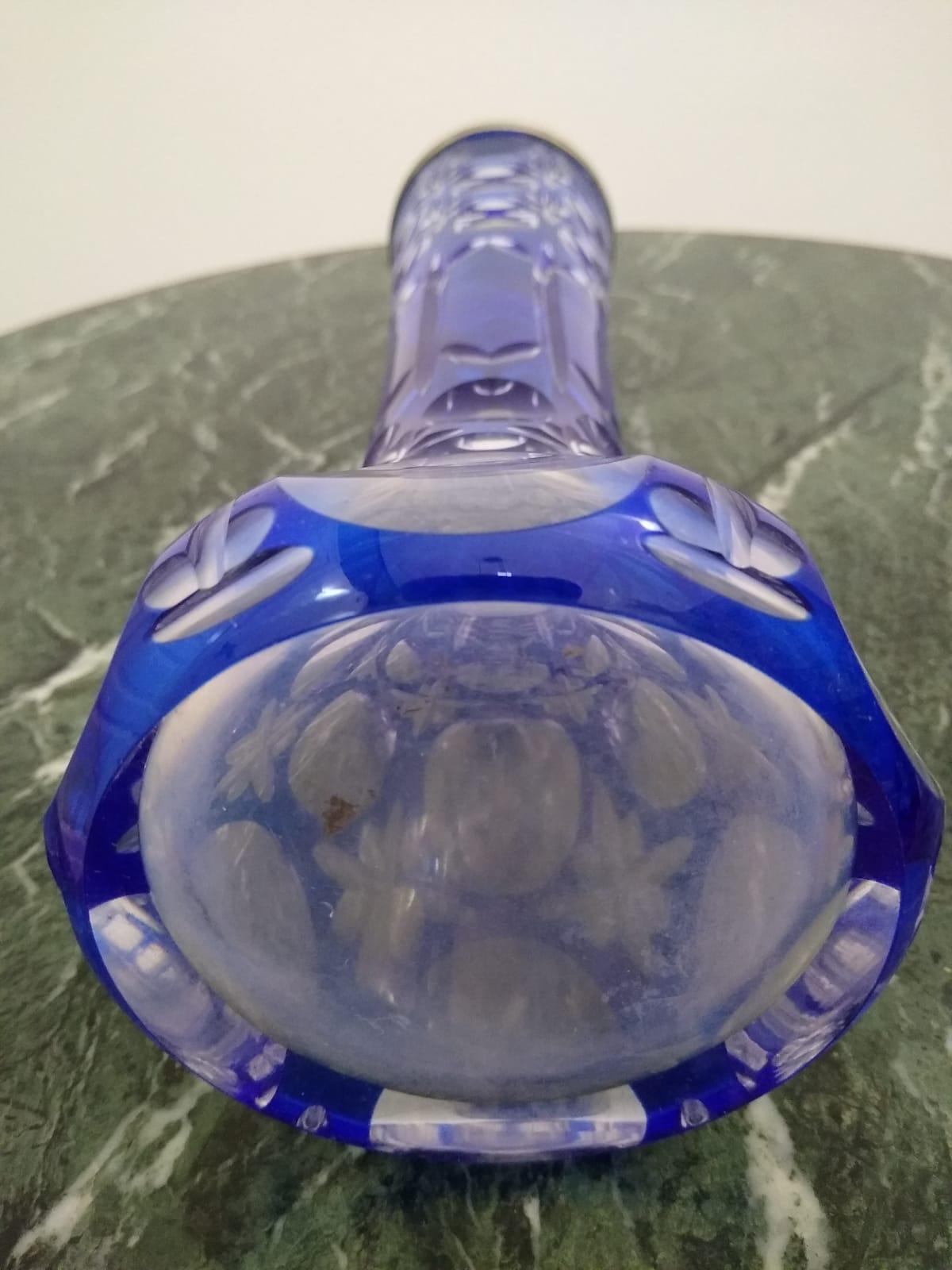 
Vase en cristal bleu taillé et transparent, monté sur une base ronde. Le vase est magnifiquement décoré d'un bord en argent 800. 