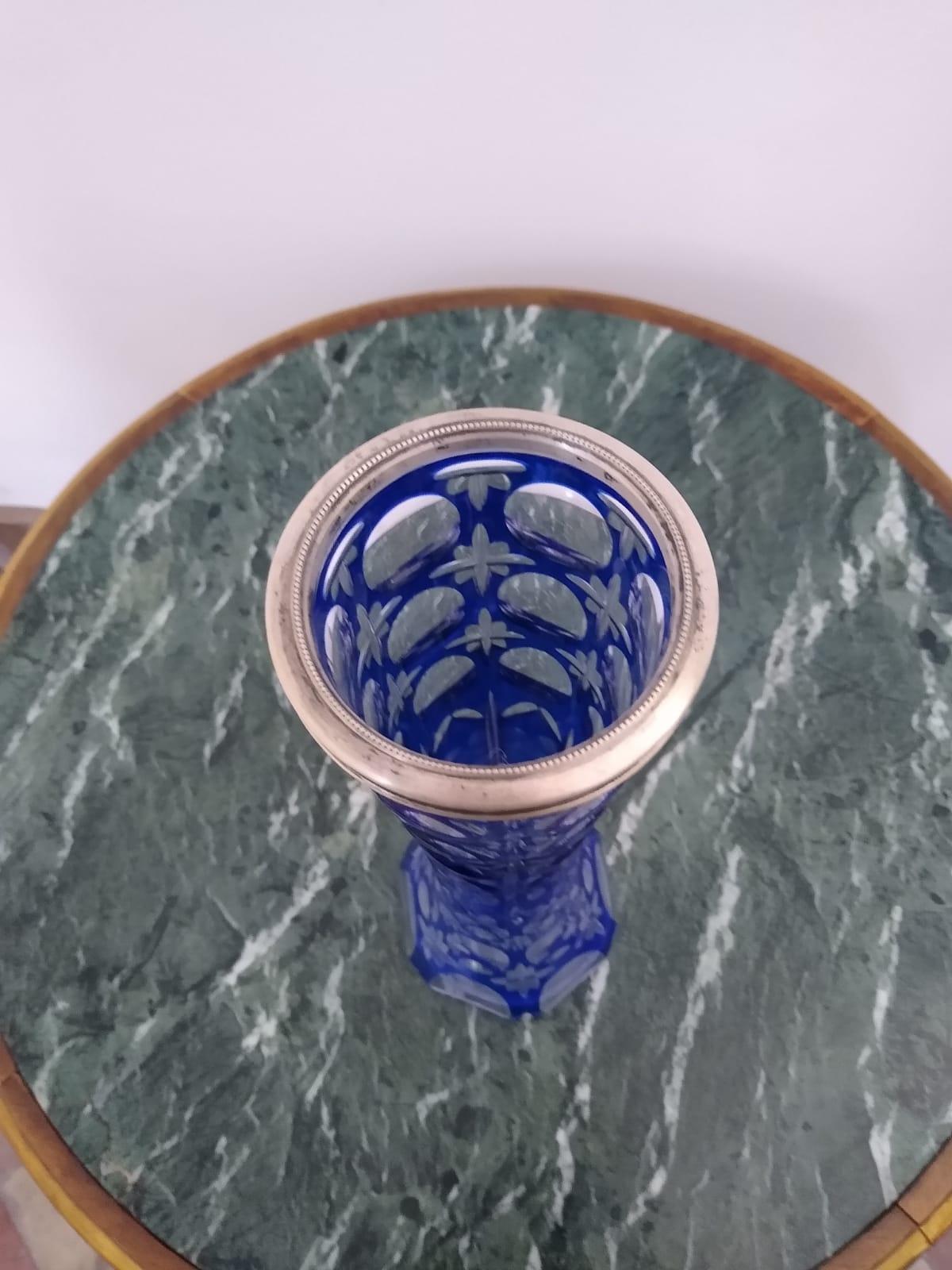 Tchèque Vase en cristal taillé bleu bohème, années 1960 en vente