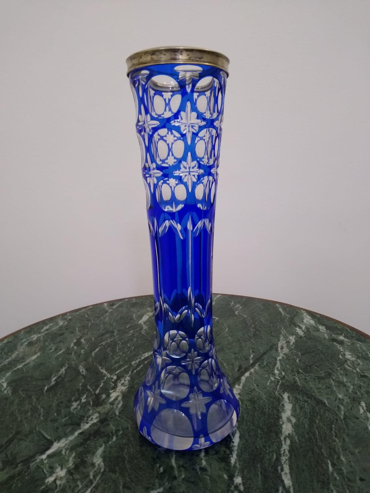 Fait main Vase en cristal taillé bleu bohème, années 1960 en vente