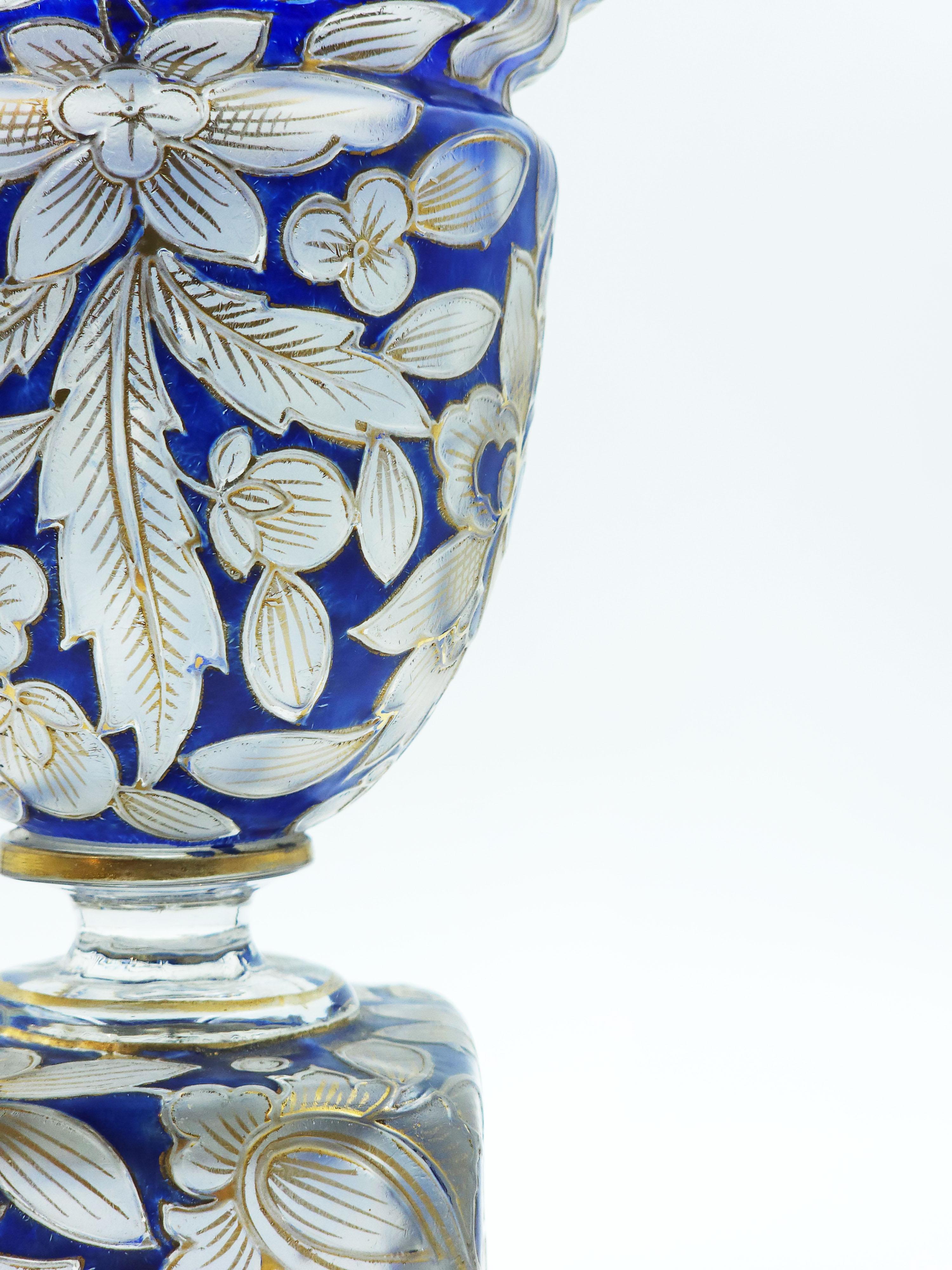A Bohemian blue enamelled and gilt glass vase painting by Hermann Pautsch In Good Condition For Sale In Autonomous City Buenos Aires, CABA