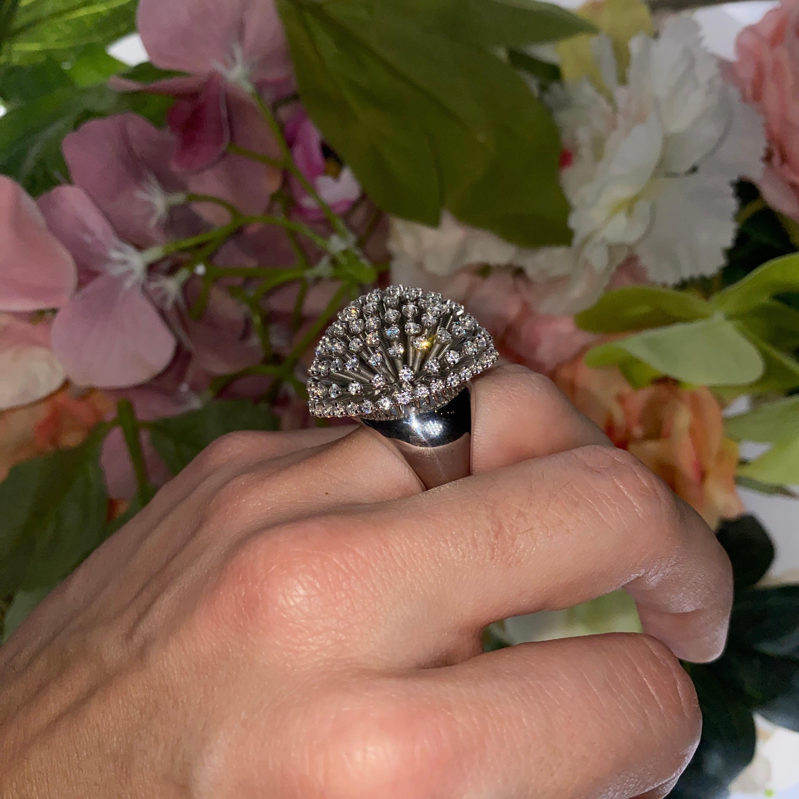 Une pièce à la fois audacieuse et raffinée, ce collier à chaîne en or blanc 18 carats en vente 5