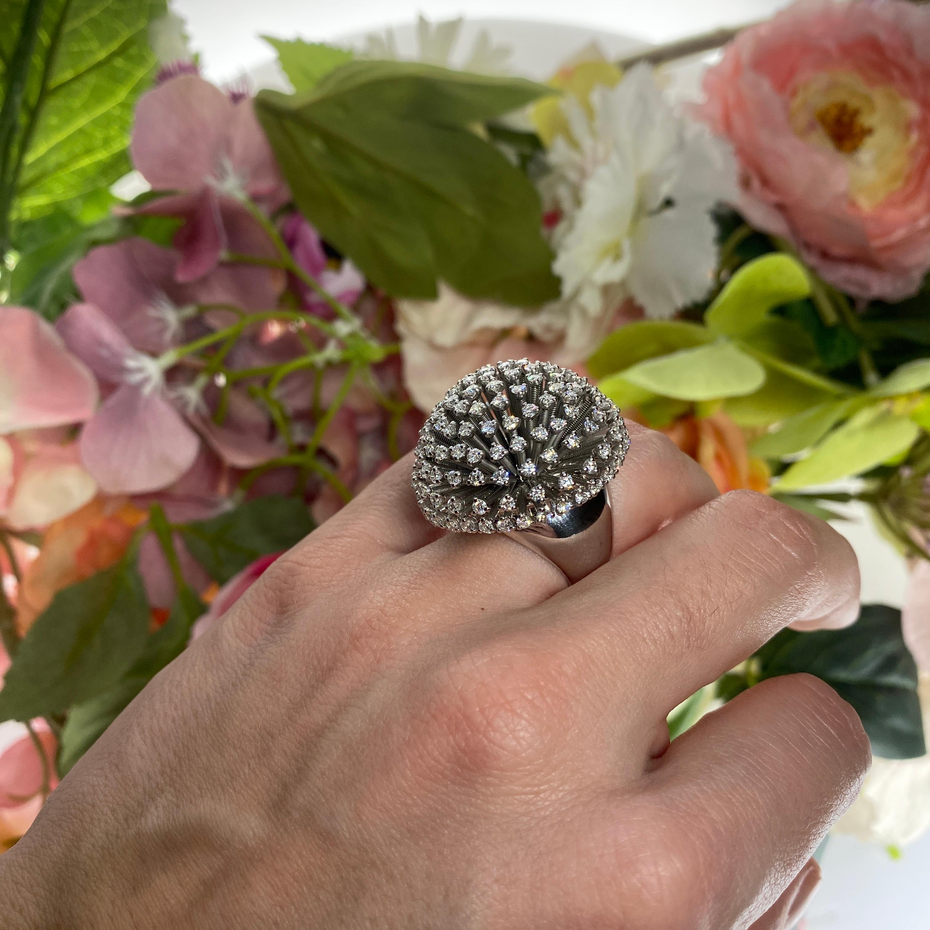 Une pièce à la fois audacieuse et raffinée, ce collier à chaîne en or blanc 18 carats en vente 6