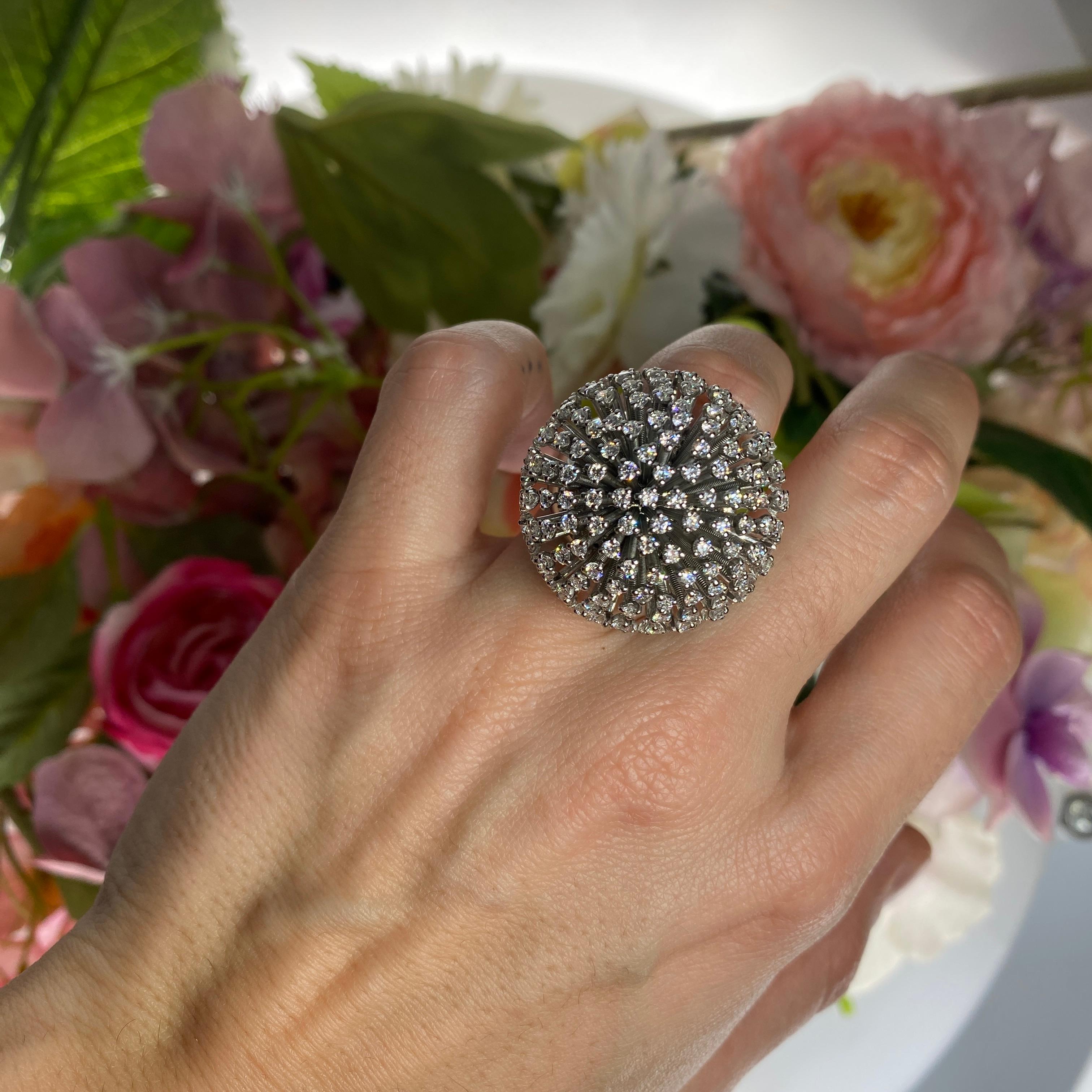 Une pièce à la fois audacieuse et raffinée, ce collier à chaîne en or blanc 18 carats en vente 7