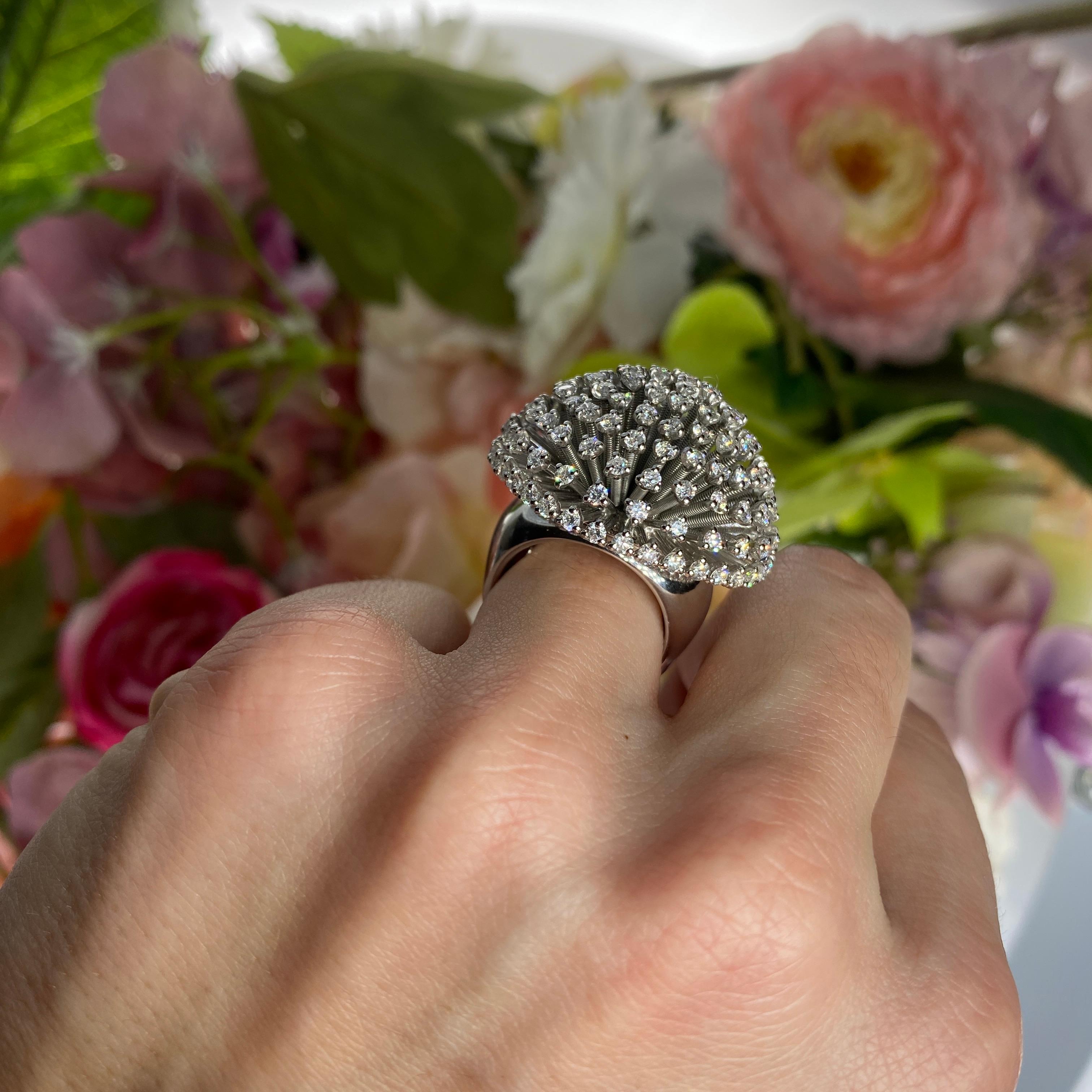 Une pièce à la fois audacieuse et raffinée, ce collier à chaîne en or blanc 18 carats en vente 8