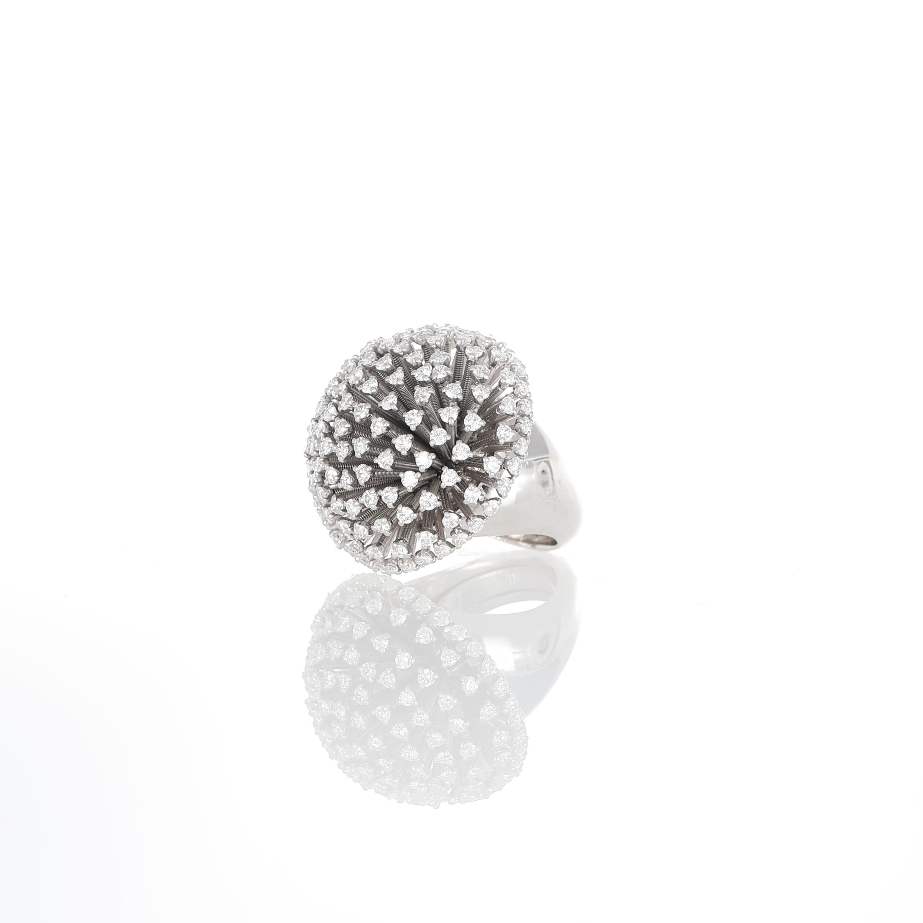 Taille brillant Une pièce à la fois audacieuse et raffinée, ce collier à chaîne en or blanc 18 carats en vente