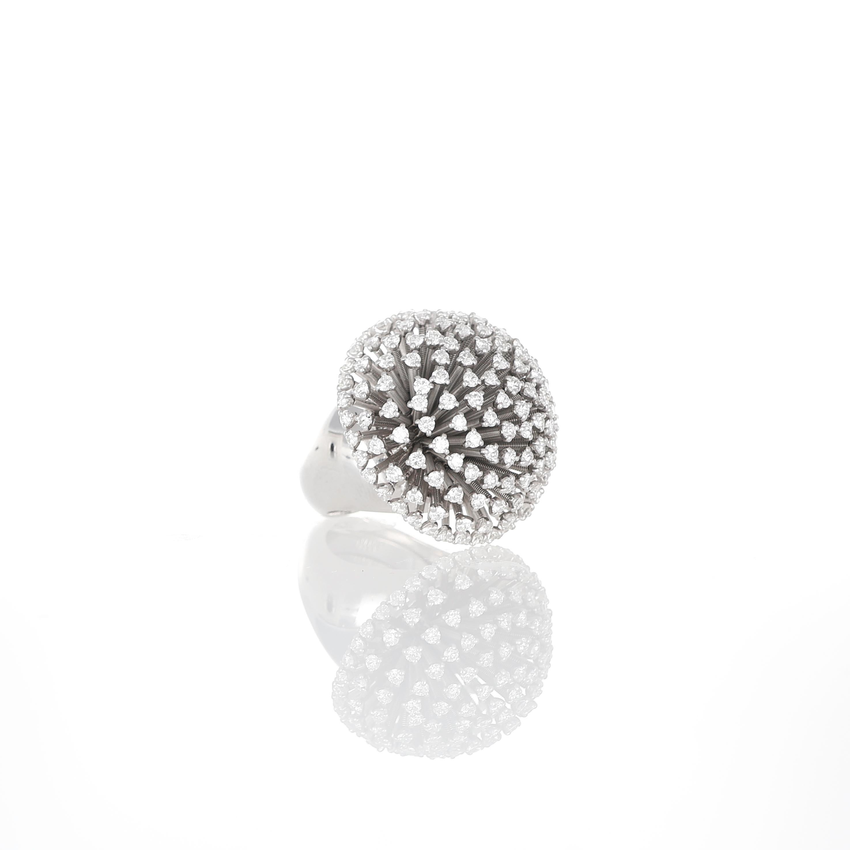 Une pièce à la fois audacieuse et raffinée, ce collier à chaîne en or blanc 18 carats Neuf - En vente à Bergamo, BG