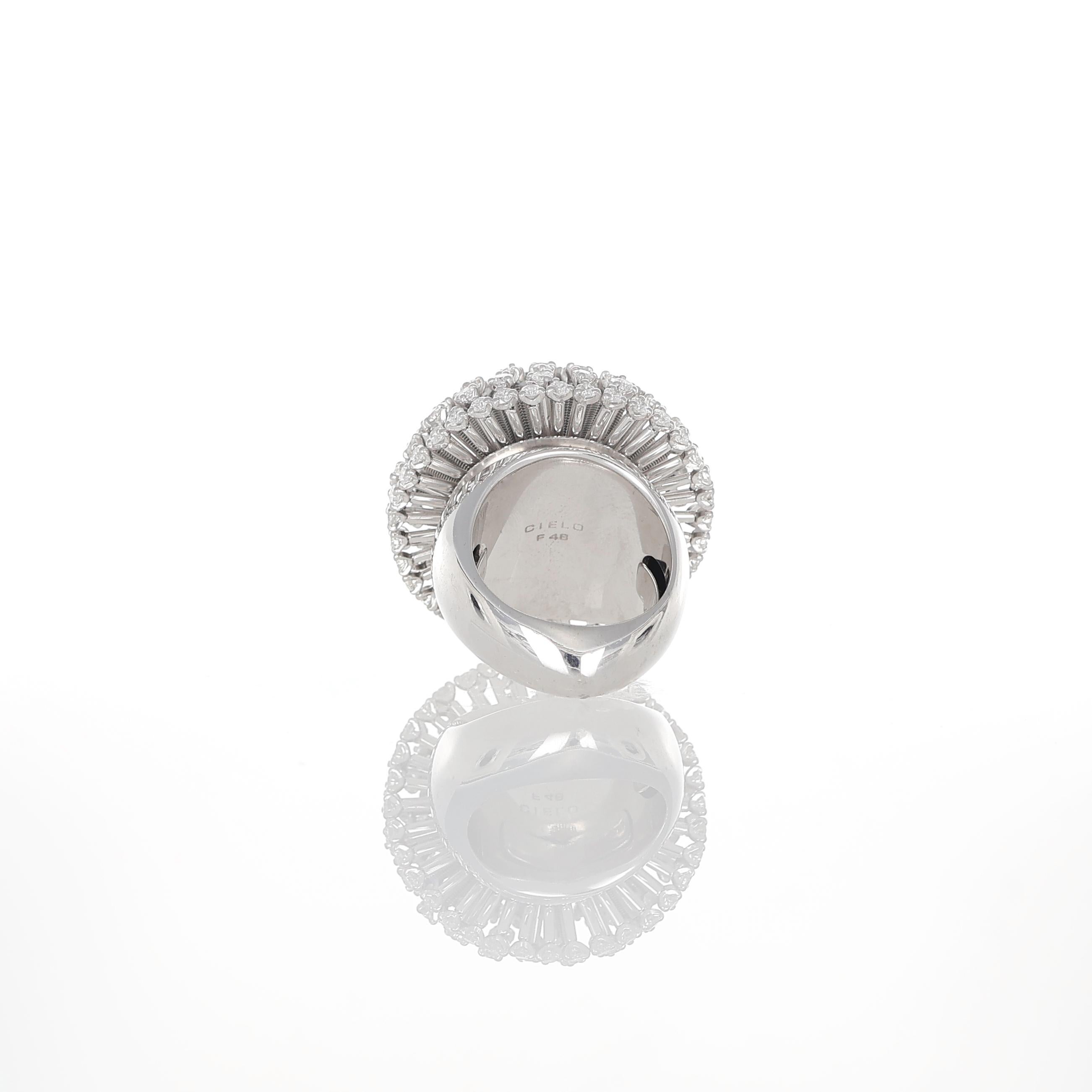 Une pièce à la fois audacieuse et raffinée, ce collier à chaîne en or blanc 18 carats Unisexe en vente