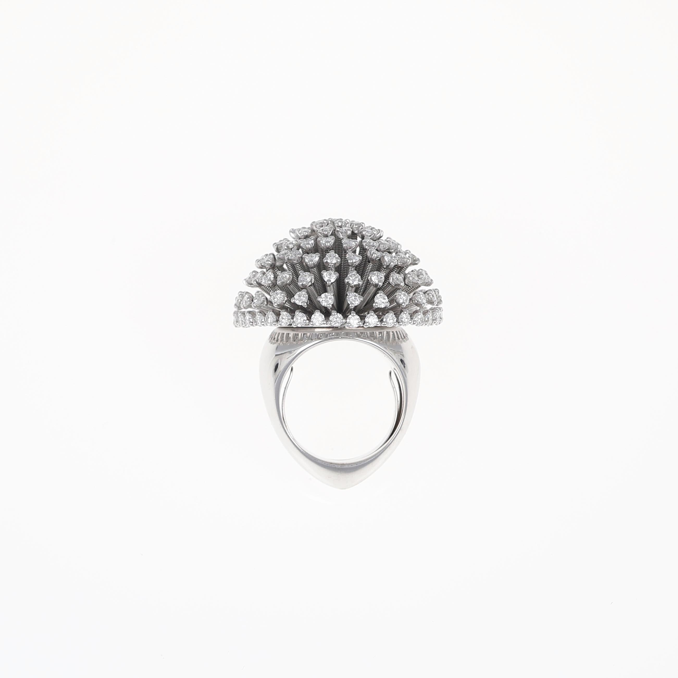Une pièce à la fois audacieuse et raffinée, ce collier à chaîne en or blanc 18 carats en vente 1
