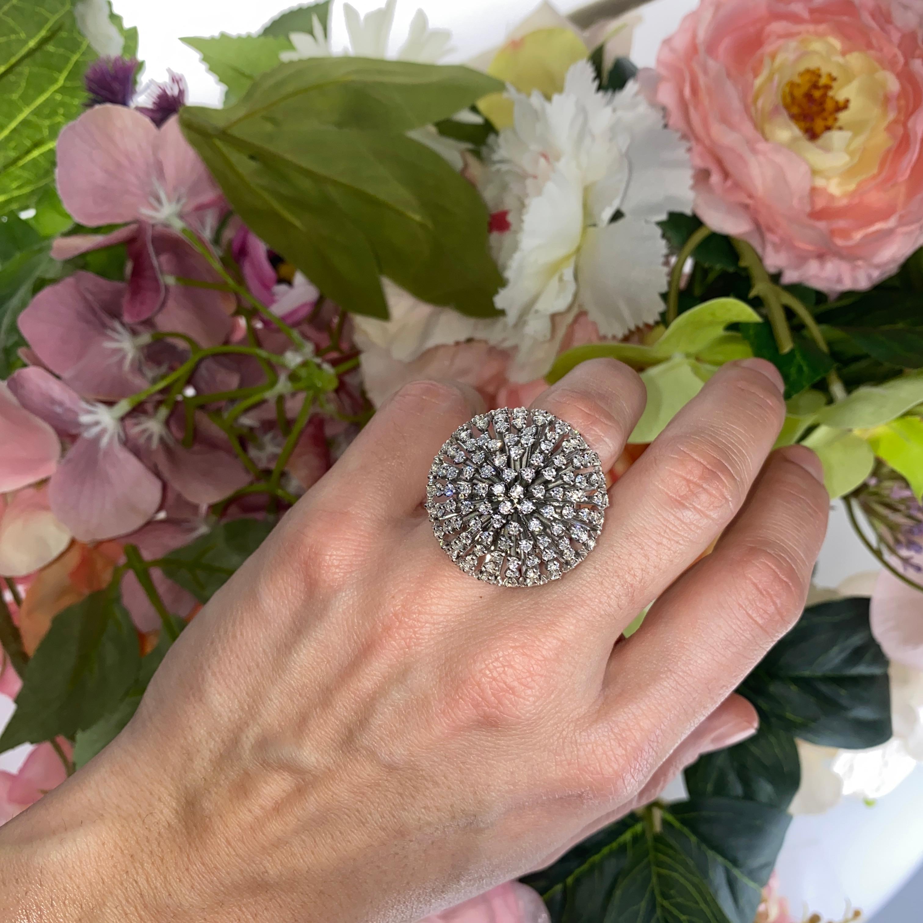 Une pièce à la fois audacieuse et raffinée, ce collier à chaîne en or blanc 18 carats en vente 2
