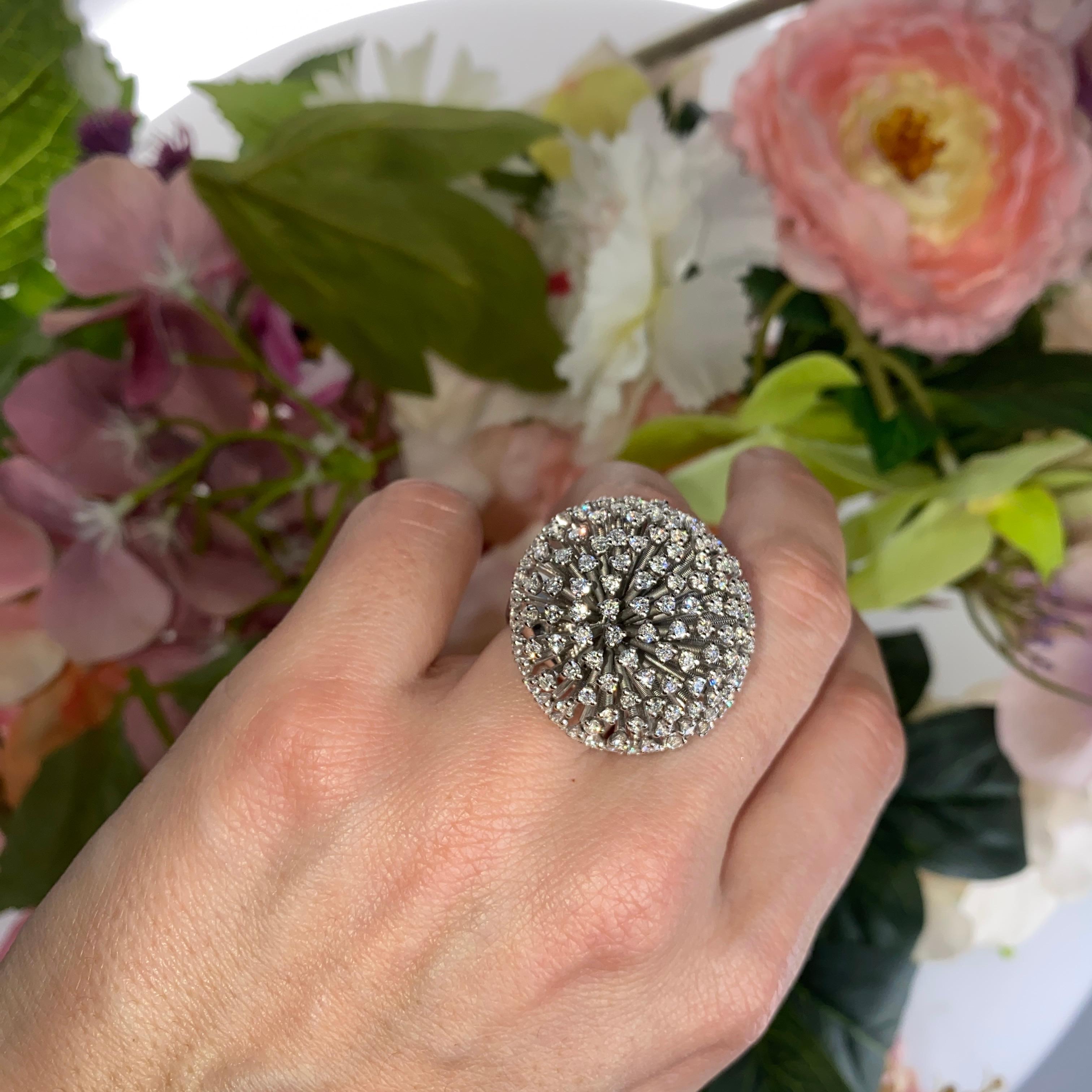 Une pièce à la fois audacieuse et raffinée, ce collier à chaîne en or blanc 18 carats en vente 3