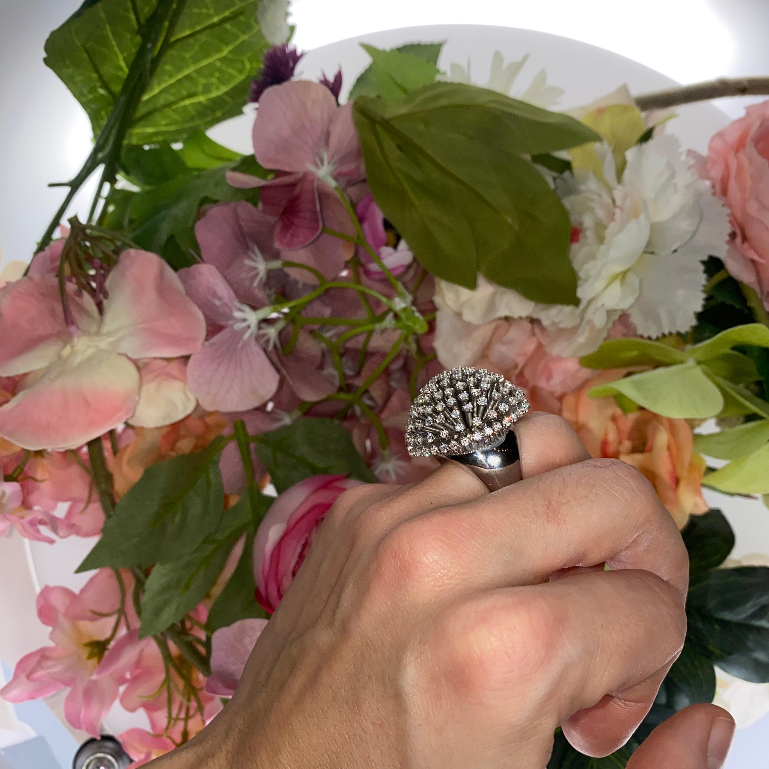 Une pièce à la fois audacieuse et raffinée, ce collier à chaîne en or blanc 18 carats en vente 4