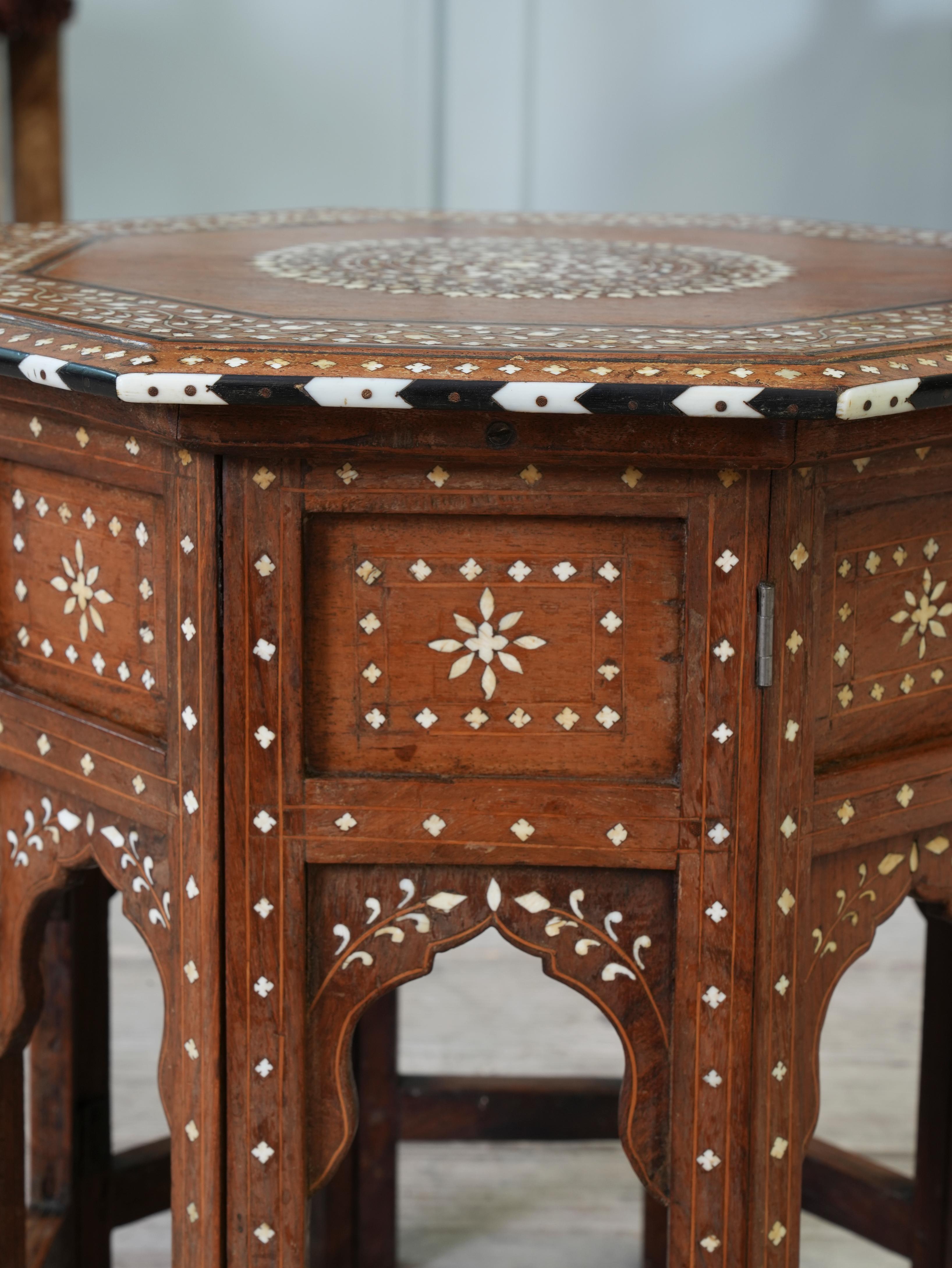 A diminutive example in excellent original condition.

The octagonal top above a folding hinged base.

India, late 19th century.

