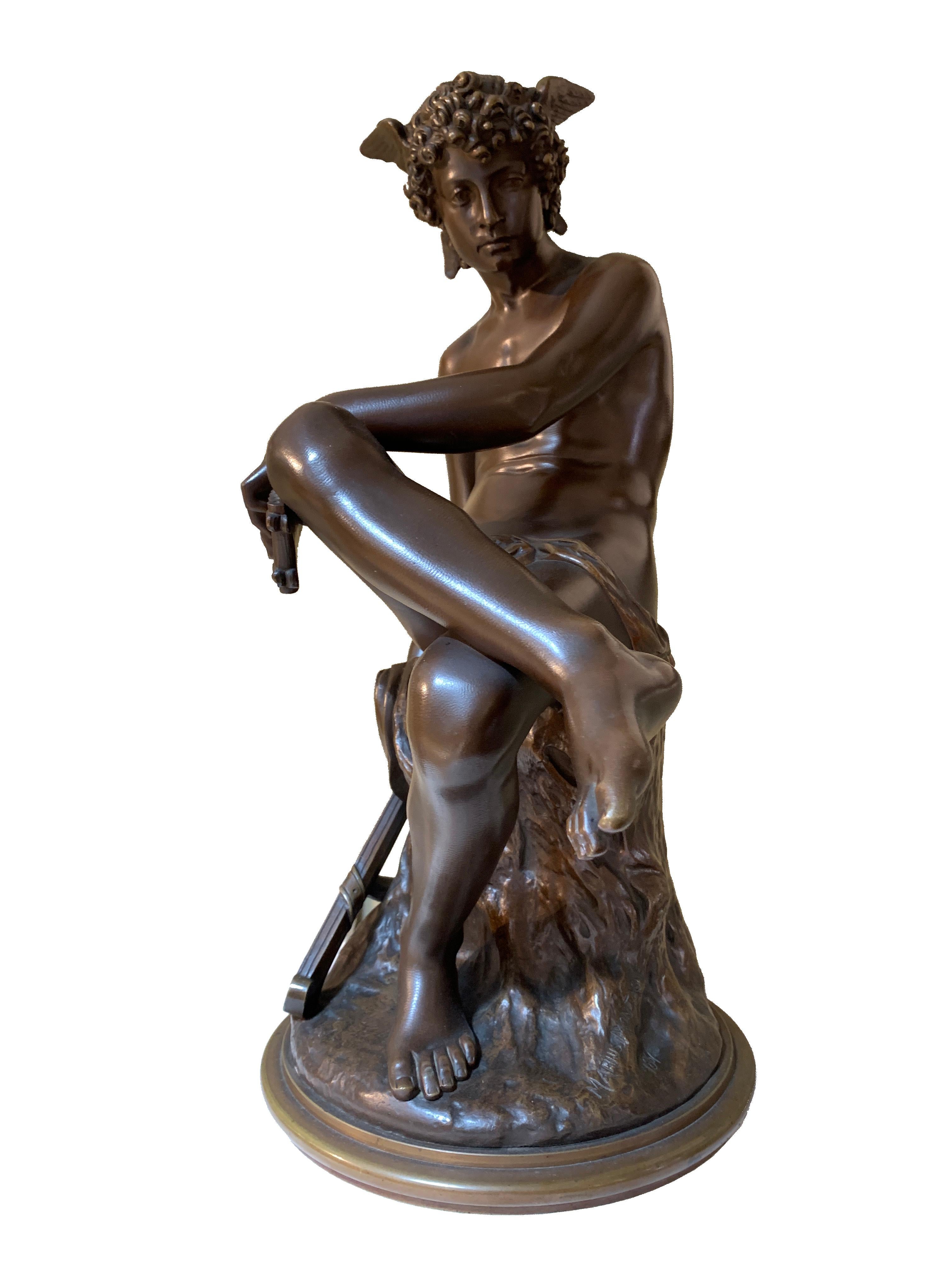 France
Marius Montagne (1828-1879)
Daté de 1867

Sculpture en bronze massif fine et détaillée d'un Hermès ou Mercure assis. Son comportement respire la paix. Une main tient sa flûte de pan, l'autre son épée.
Une sculpture merveilleusement