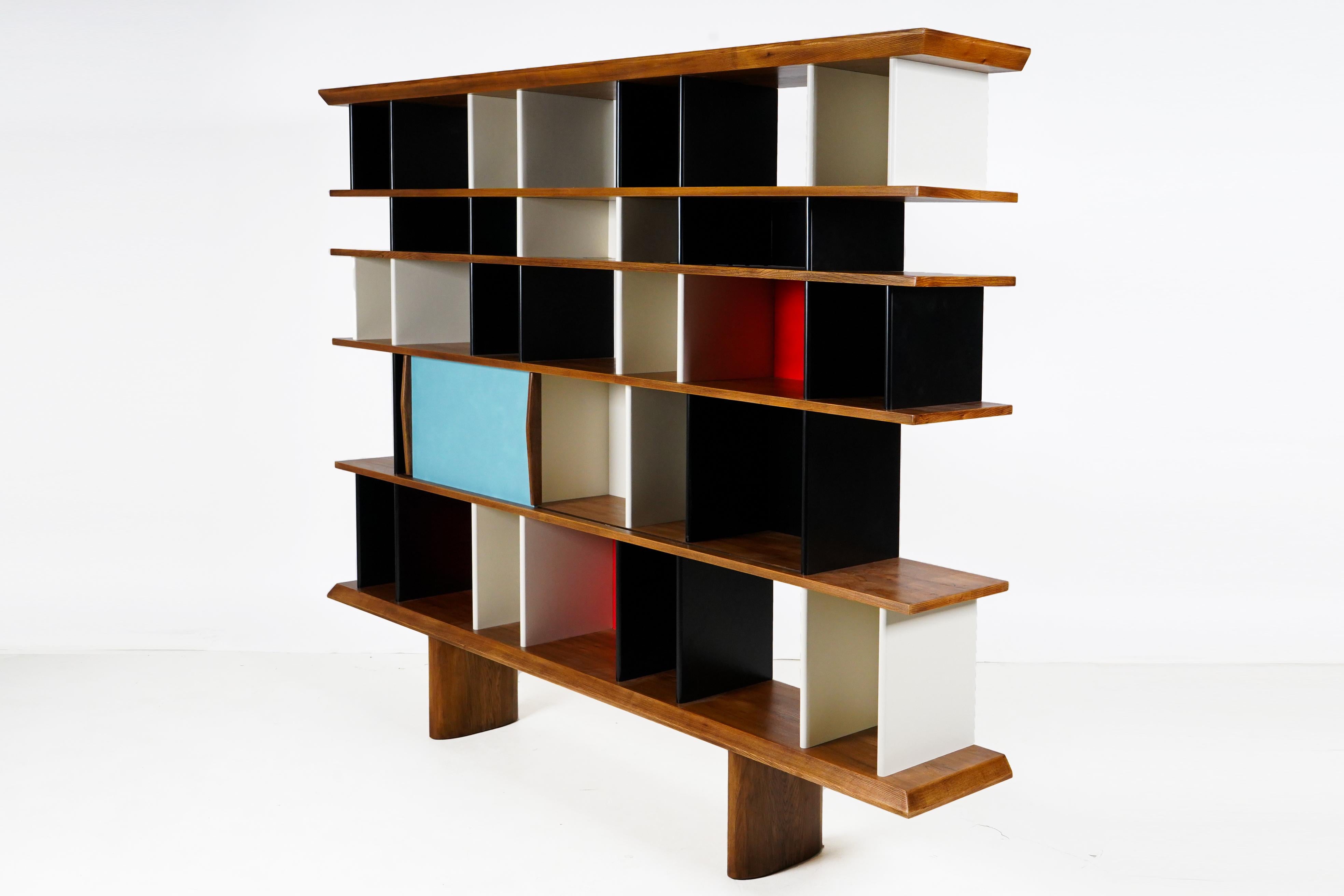 Ces bibliothèques sont appréciées par les modernistes du monde entier pour leur composition à la Mondrian et leur utilisation énergique de la couleur. Les placages de noyer offrent un contrepoint sophistiqué à des couleurs vives et inattendues.