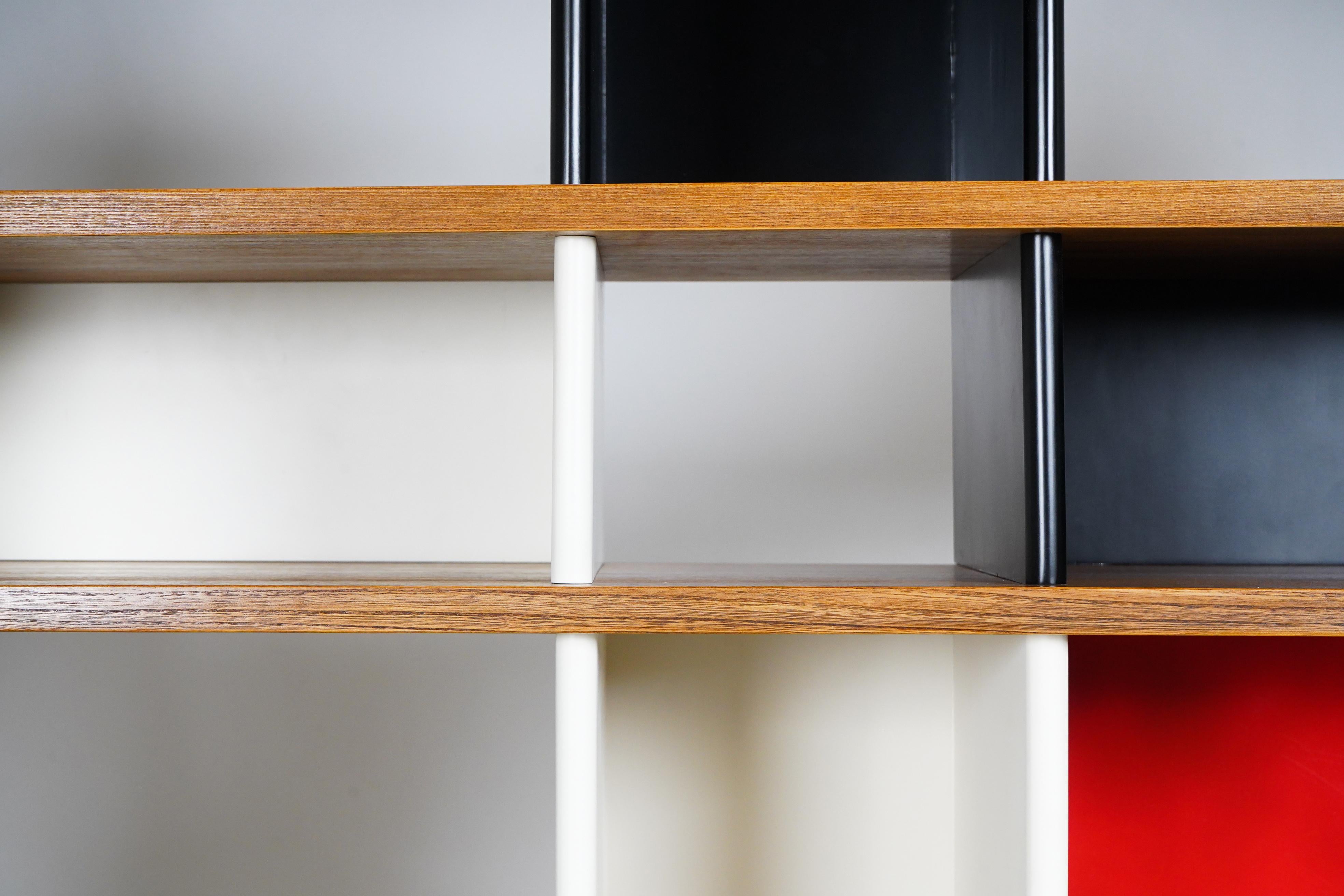 Bibliothèque dans le style de Charlotte Perriand Bon état à Chicago, IL