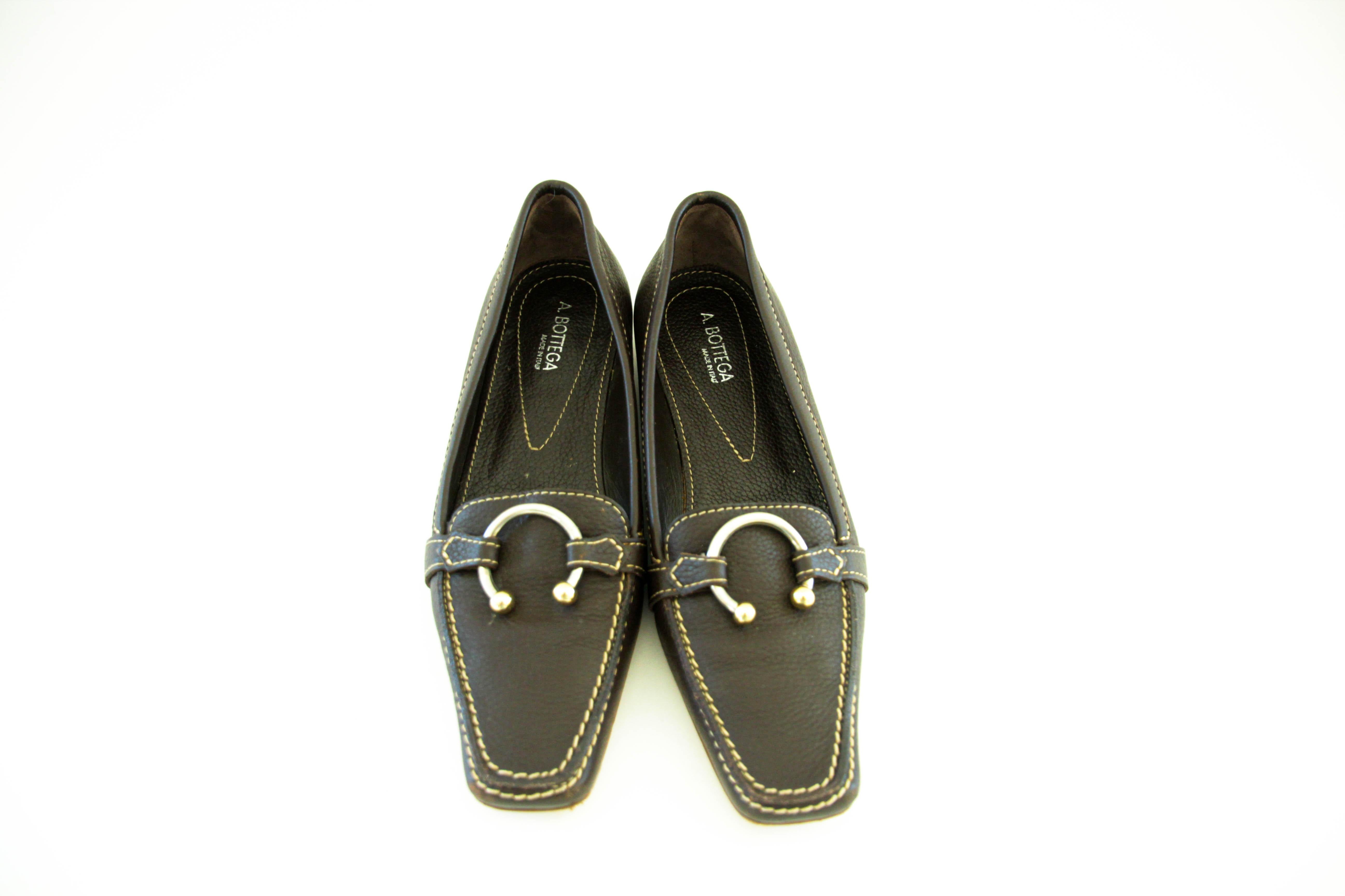 A. Bottega brown leather women loafers.
Stitched leather with metal brass top hardware.
Made in Italy.
Size: EU 36 1/2. US Size 6.