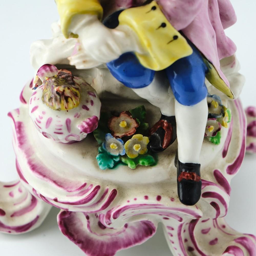 George III Figure d'A Winter en porcelaine Bow, vers 1765 en vente
