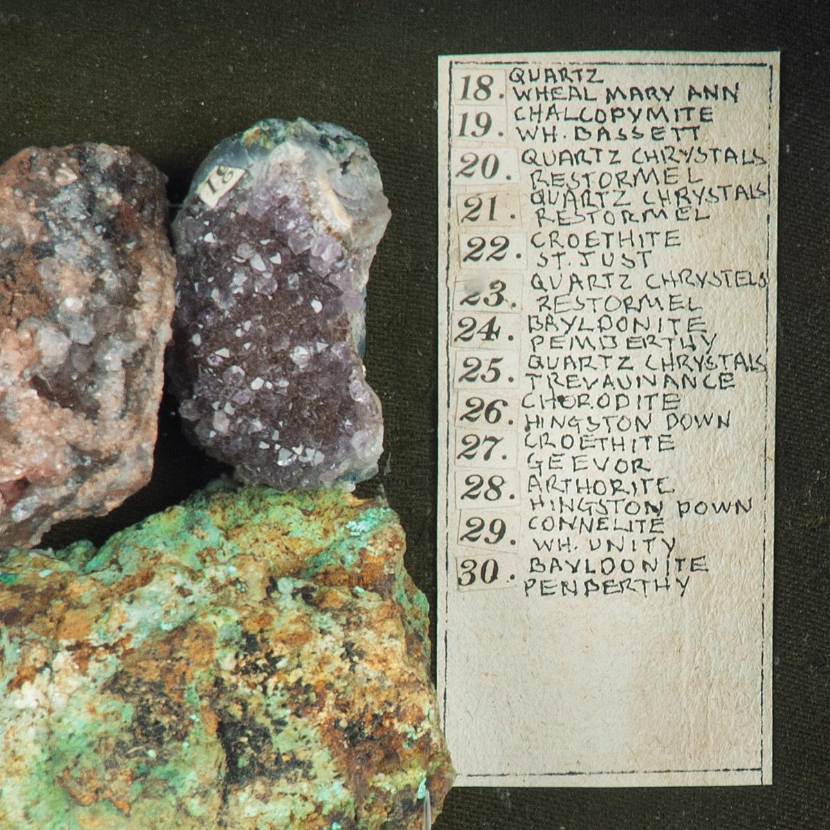 A boxed collection of 30 Cornish minerals In Good Condition For Sale In Lymington, Hampshire