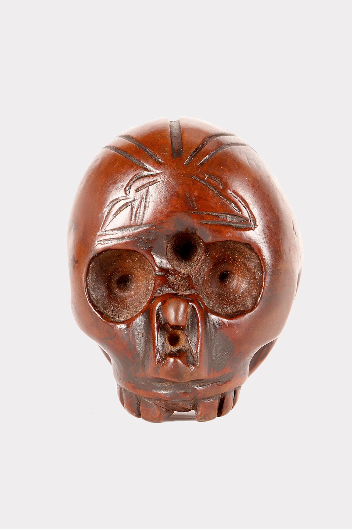 Seltene und ungewöhnliche Vanitas aus geschnitztem und graviertem Buchsbaumholz, in Form eines Totenkopfes. Der Schädel hatte die Funktion, Almosenmünzen zu sammeln, er hat einen Schlitz an der Spitze, um die angebotenen Almosen zu platzieren, und