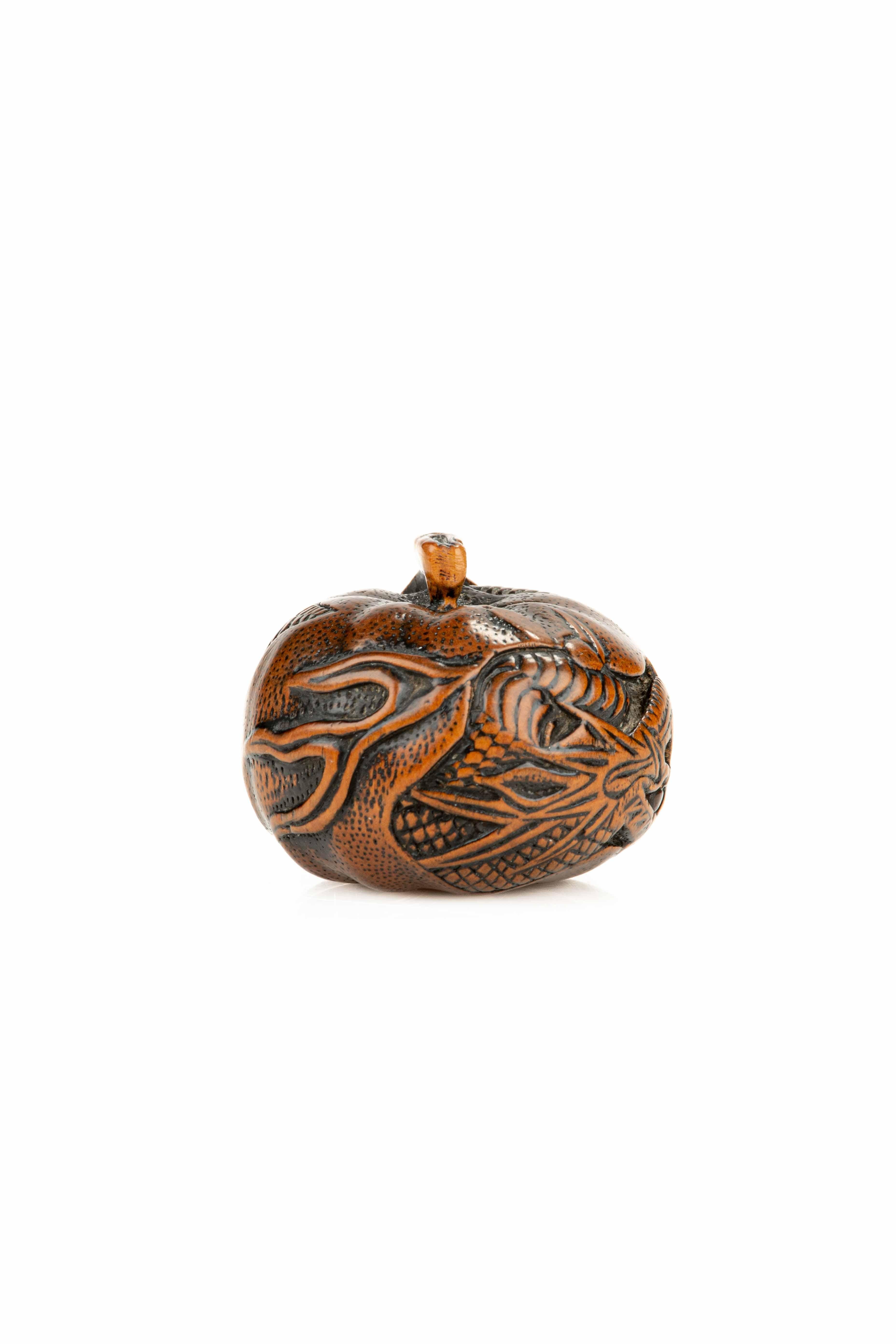 Japanese A boxwood netsuke depicting a mandarin with an engraved dragon, signed Tomomitsu in vendita
