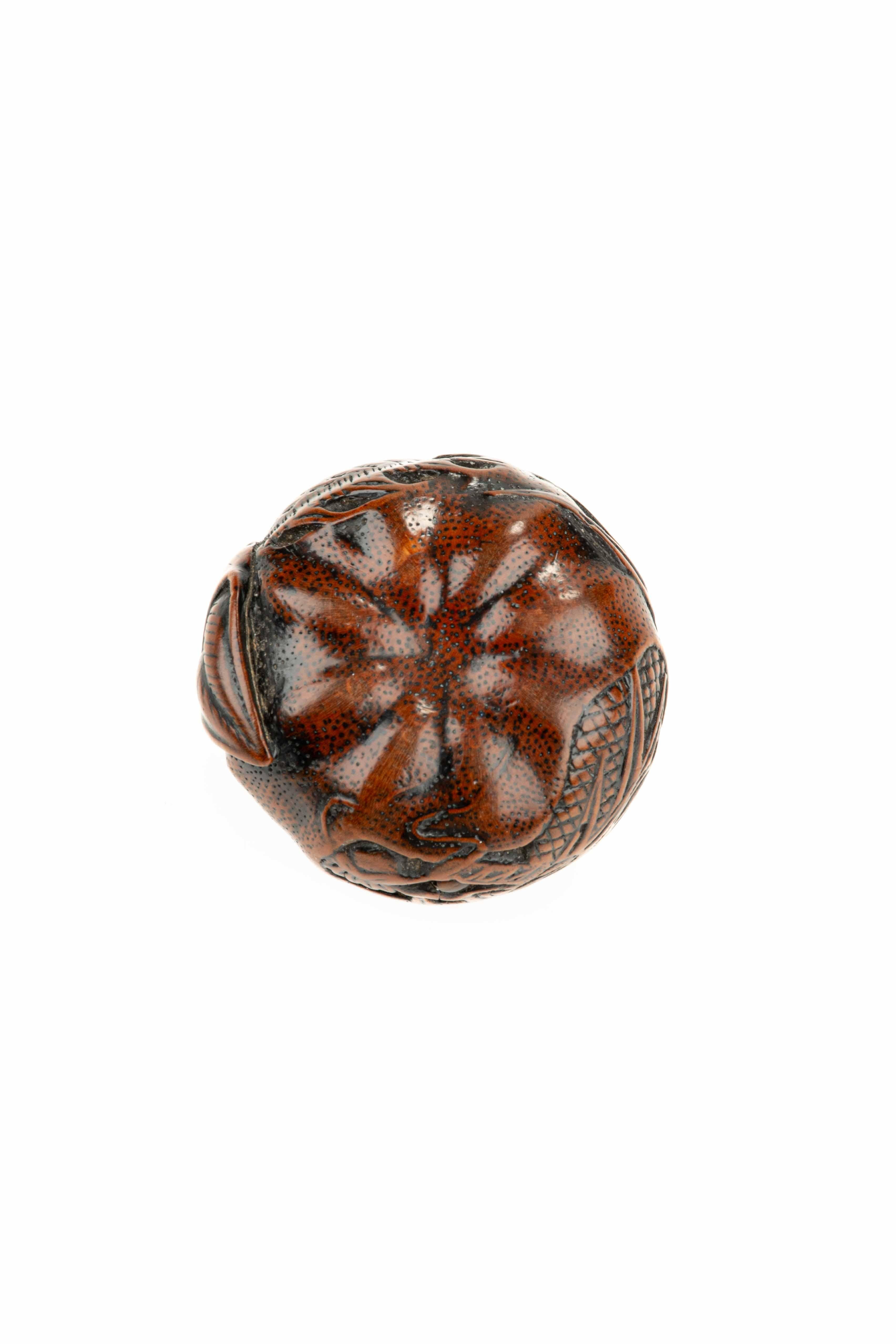 19th Century A boxwood netsuke depicting a mandarin with an engraved dragon, signed Tomomitsu in vendita