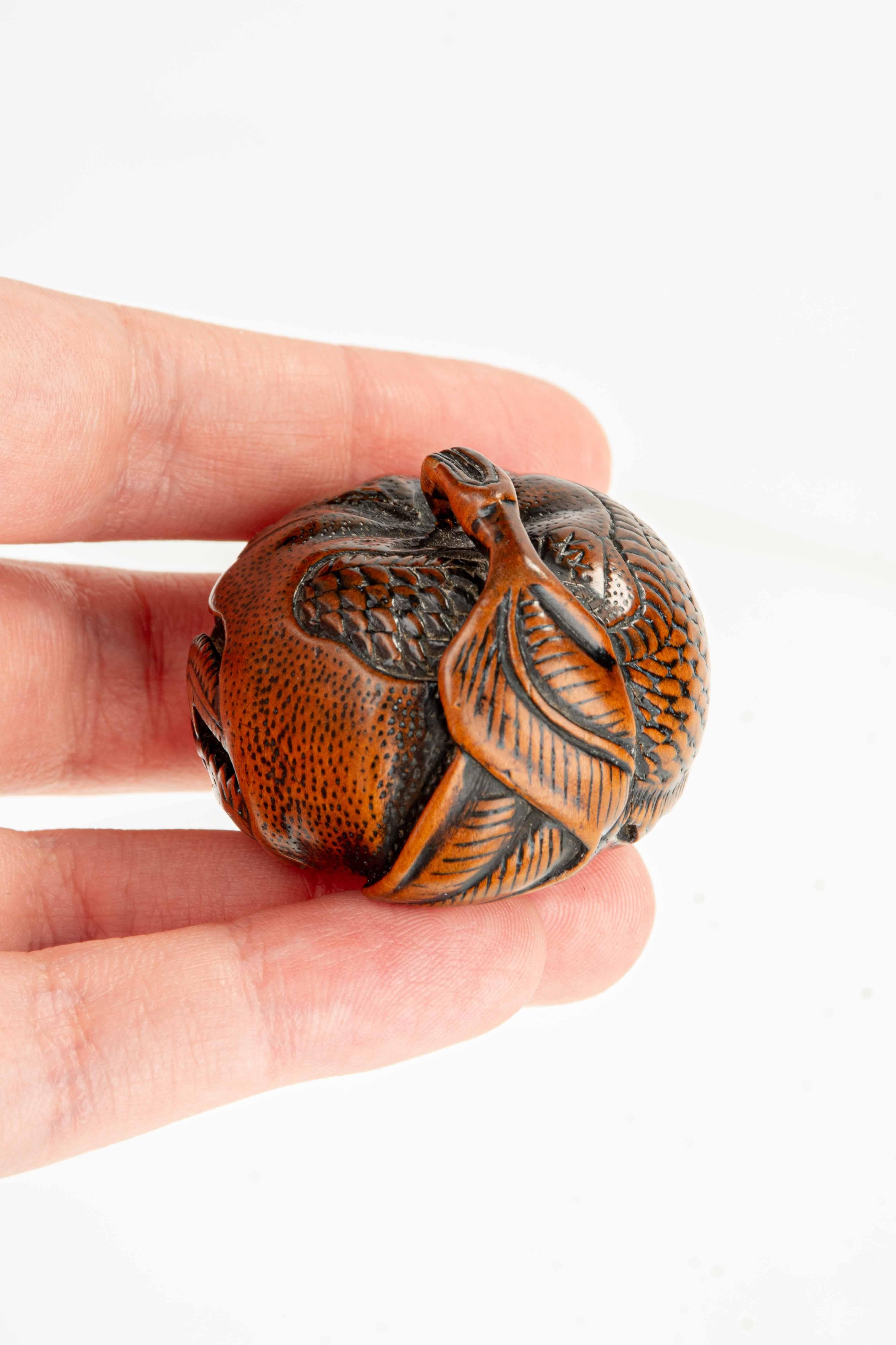 A boxwood netsuke depicting a mandarin with an engraved dragon, signed Tomomitsu in vendita 2