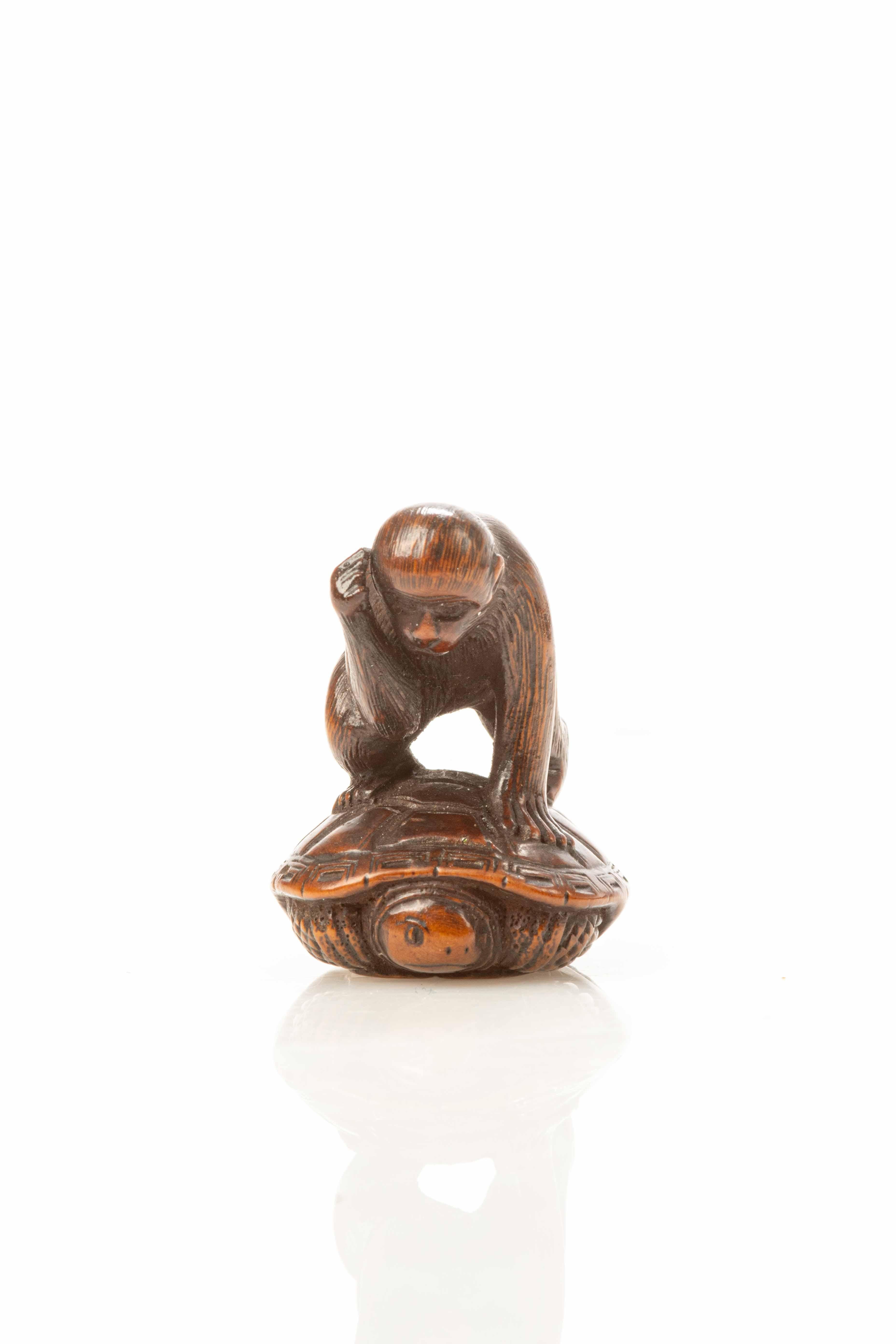 A boxwood netsuke depicting a monkey trying to catch a turtle, which retracts its head and legs inside the carapace.

Origin: Japan

Period: Edo 19th century.

Dimensions: 3.4 x 3 x 2.5 cm.

State of conservation: Very good