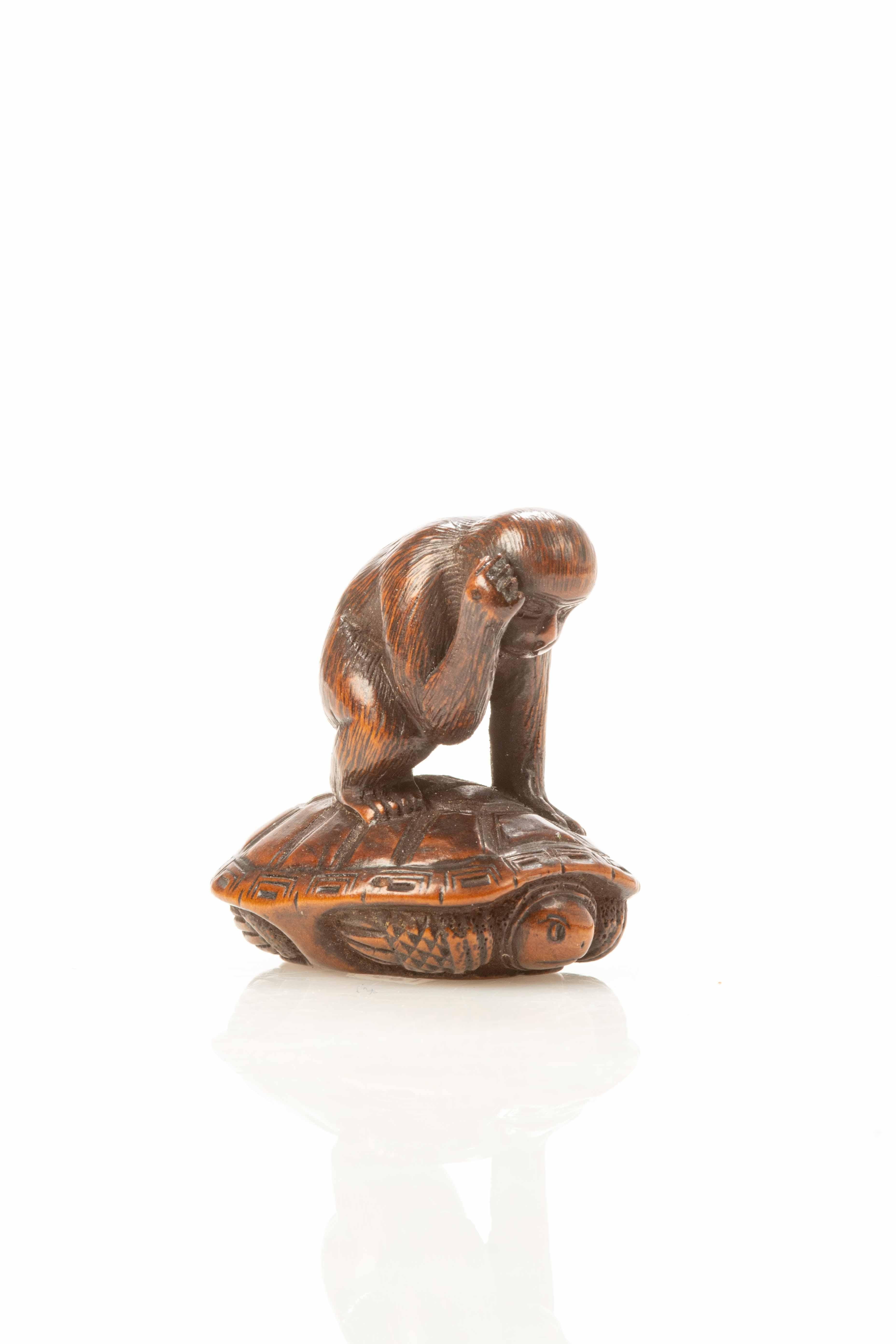 Japonisme A boxwood netsuke depicting a monkey trying to catch a turtle For Sale