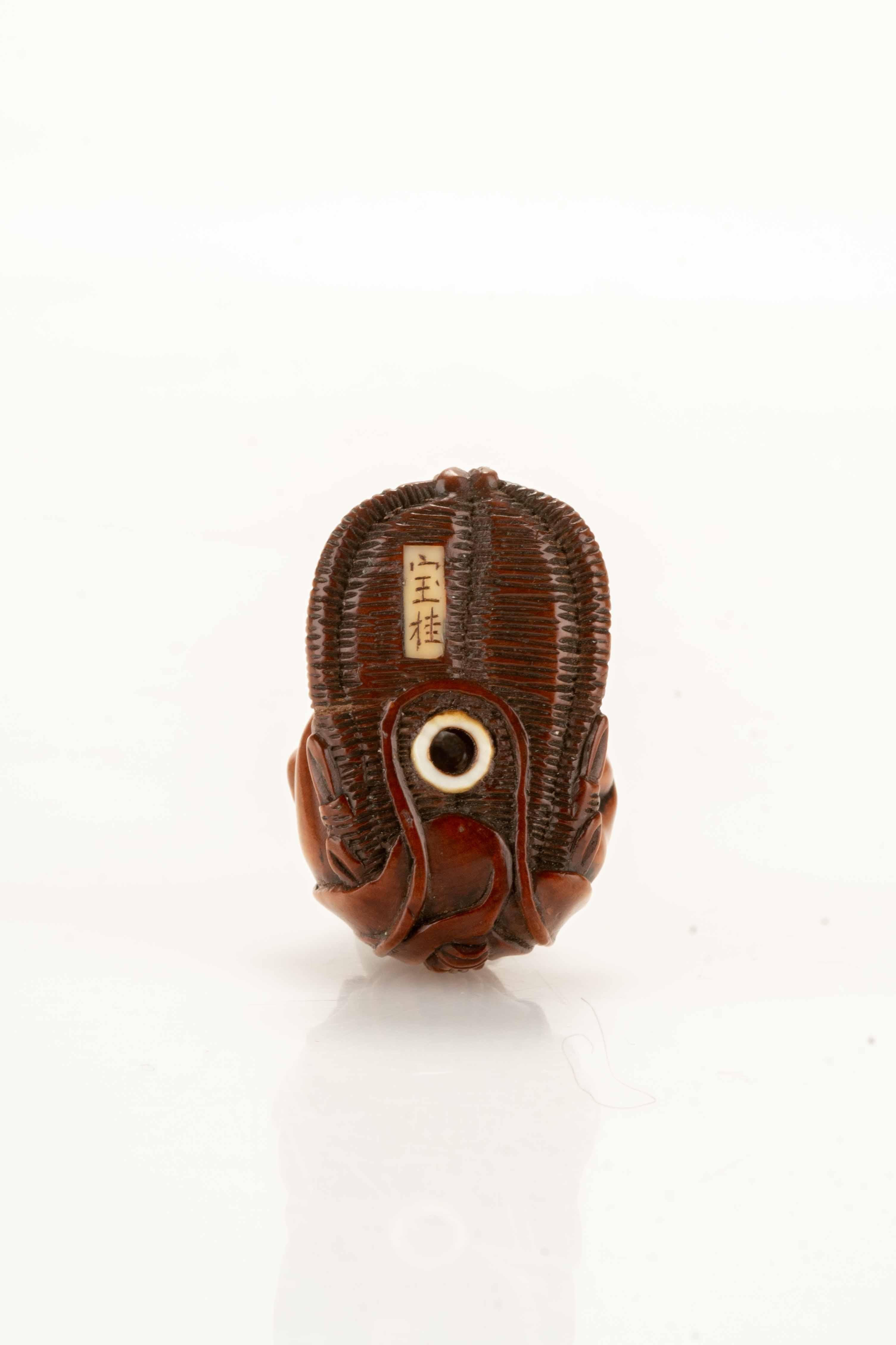 A Boxwood Netsuke Depicting A Nio With A Giant Sandal In Excellent Condition In Milano, IT
